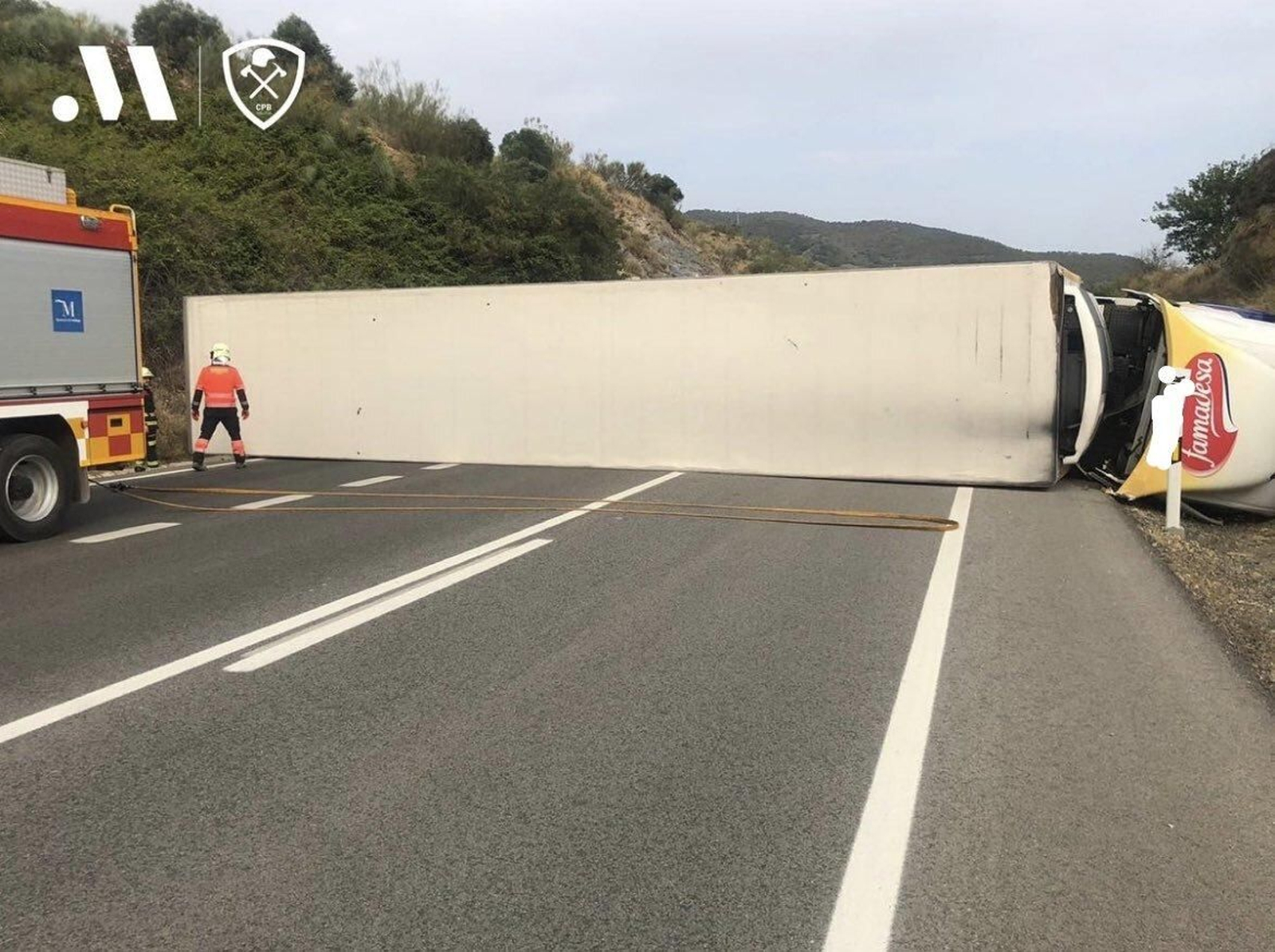 Camión volcado a su paso por Carratraca.