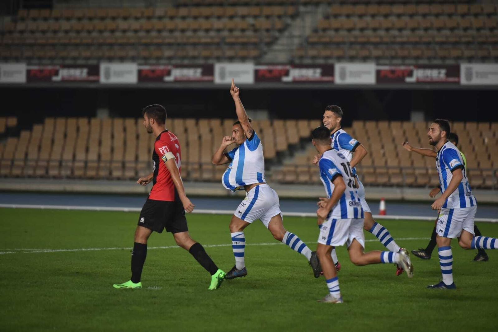 Juan Rosillo celebra el gol que le marcó a la Roteña en Chapín.
