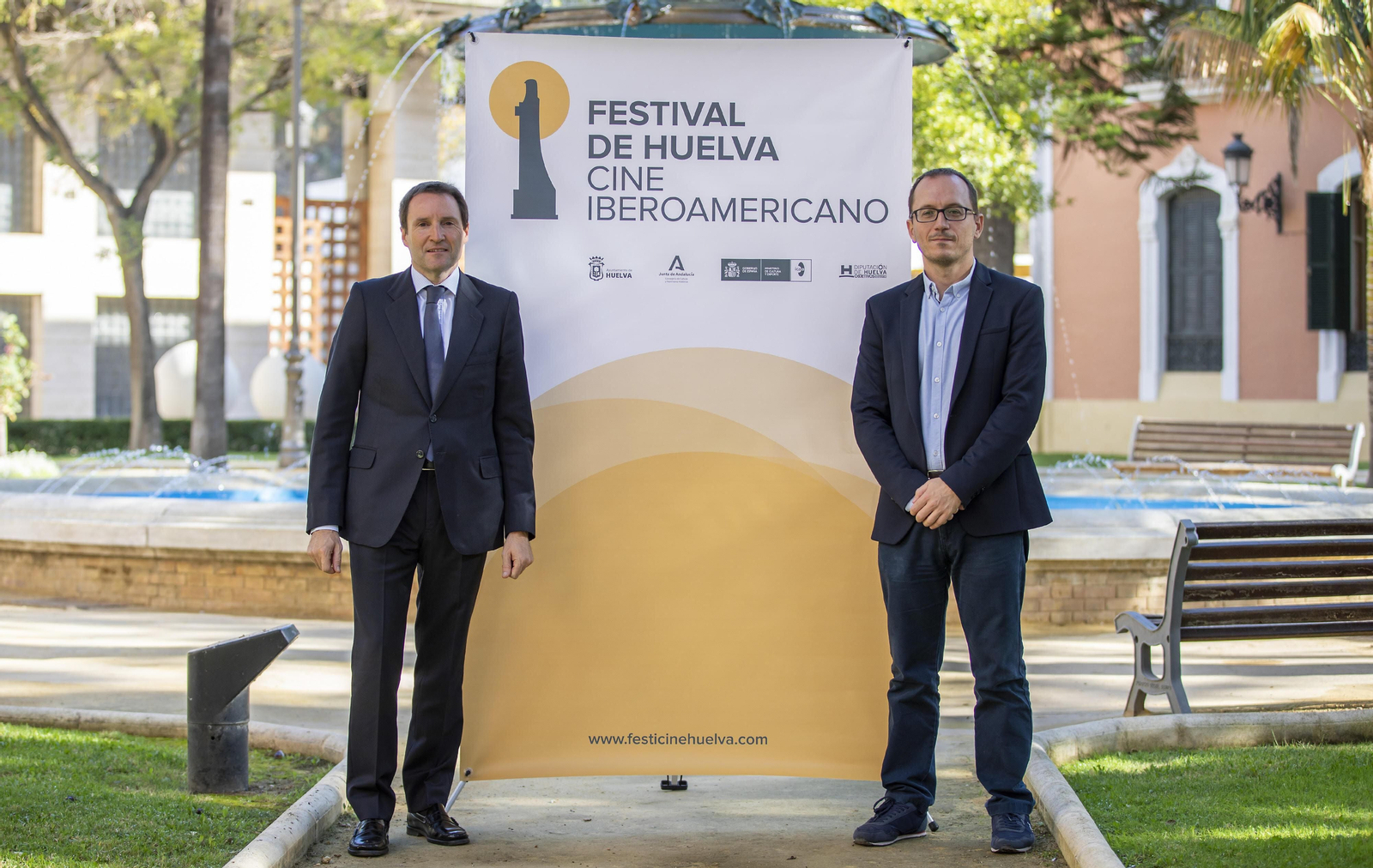 Pedro Peña y Manuel H. Martín renuevan la colaboración entre Aguas de Huelva y el Festival de Cine Iberamericano.