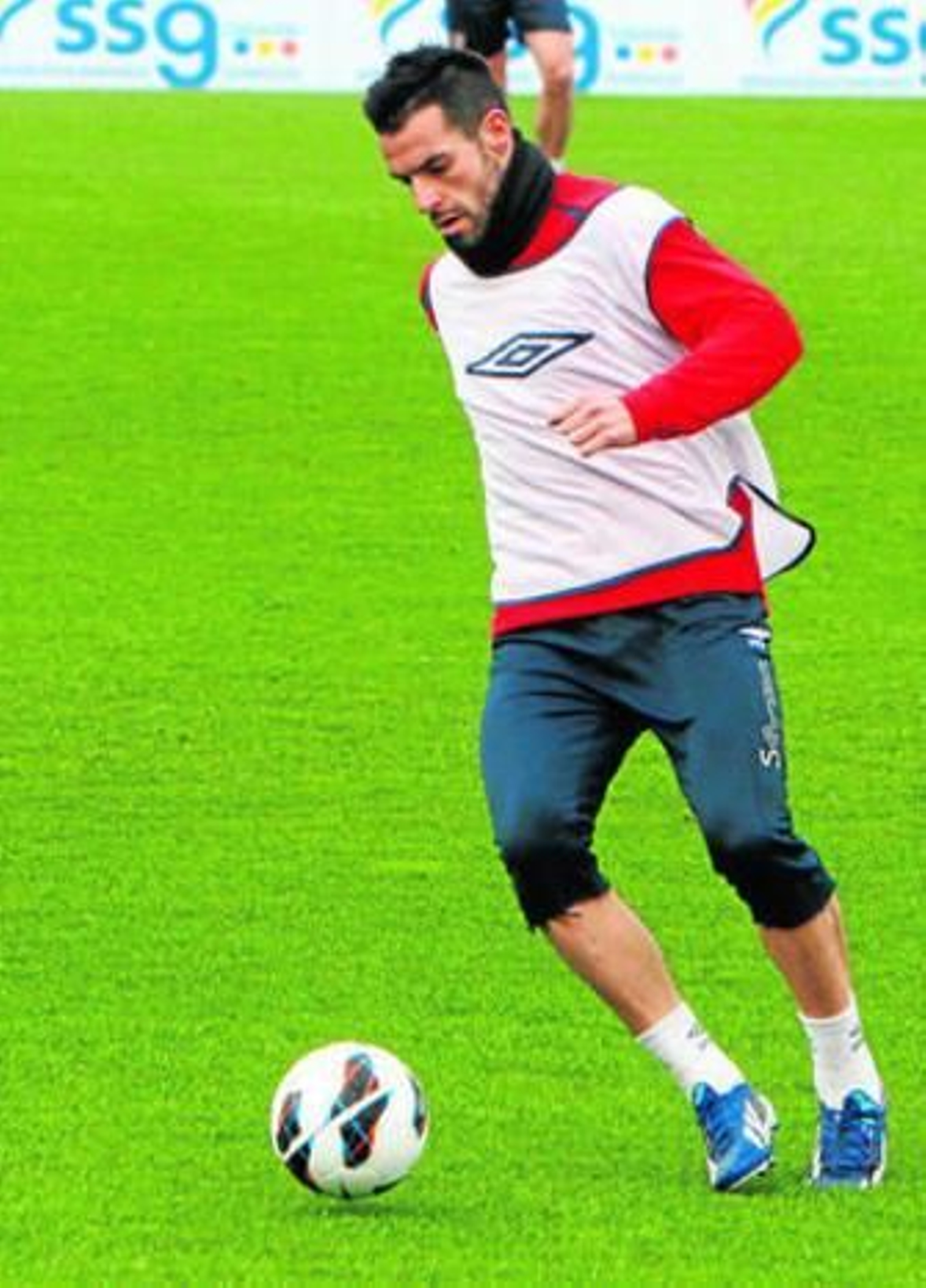 Negredo conduce el balón durante la sesión a puerta abierta del sábado.