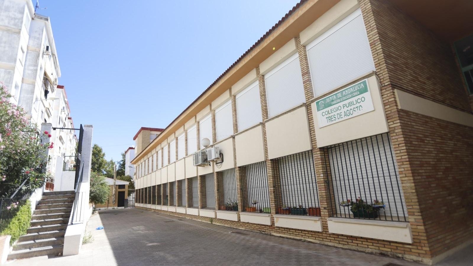 El Ayuntamiento de Huelva ha colocado sesenta persianas nuevas en el colegio Tres de Agosto. El Ayuntamiento de Huelva ha colocado sesenta persianas nuevas en el colegio Tres de Agosto.