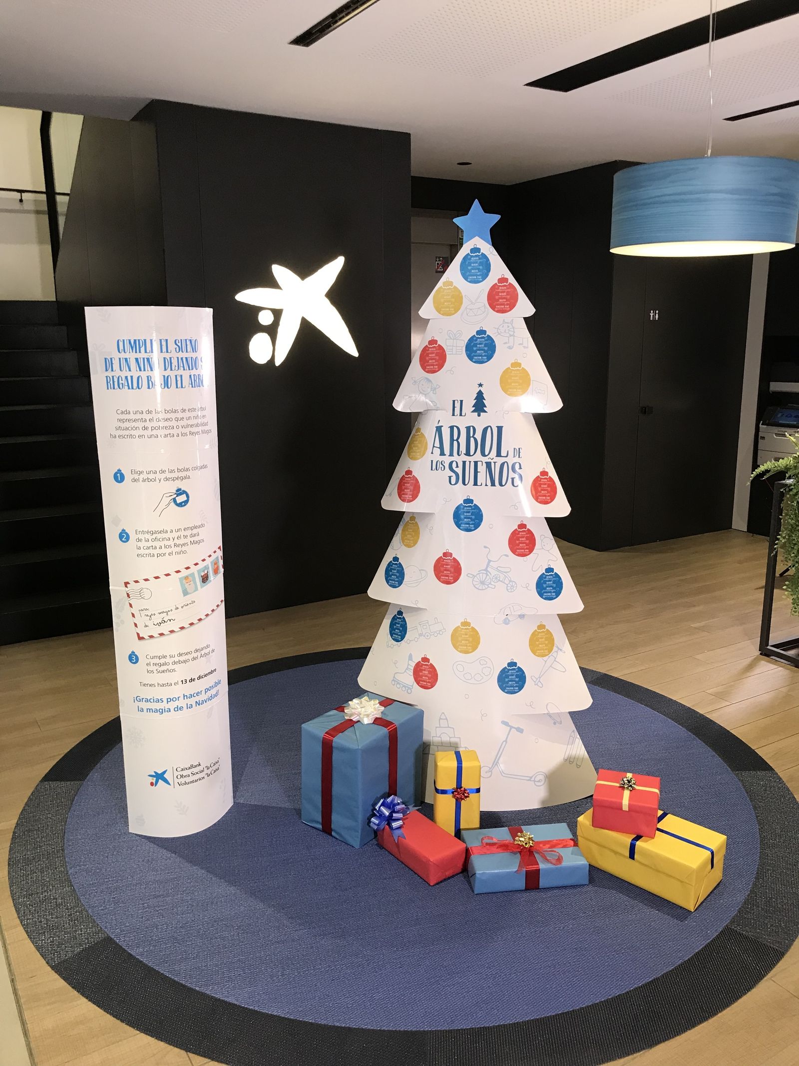 Casi un millar de niños malagueños en situación de vulnerabilidad reciben un regalo de Reyes gracias a clientes y empleados de CaixaBank