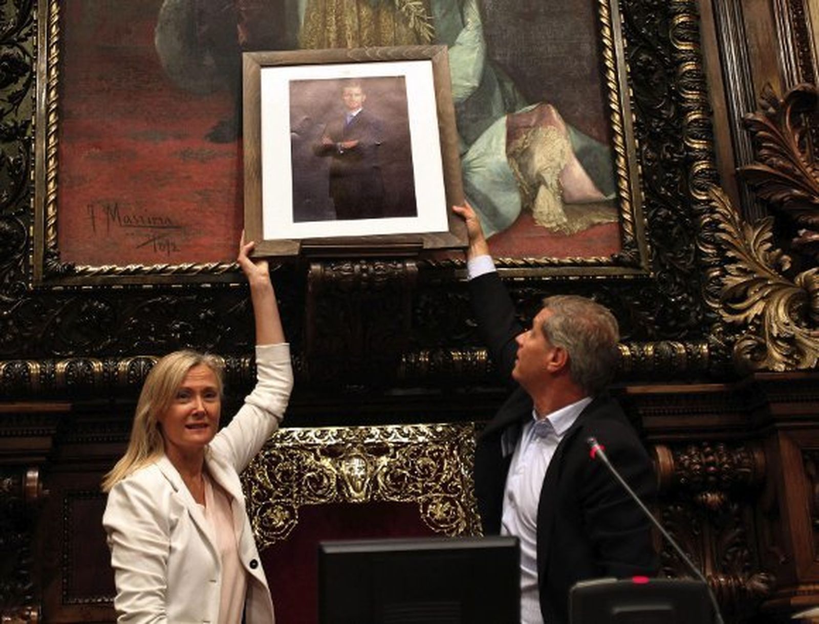 El PP coloca una foto del rey Felipe VI en el pleno y el gobierno de Colau la retira