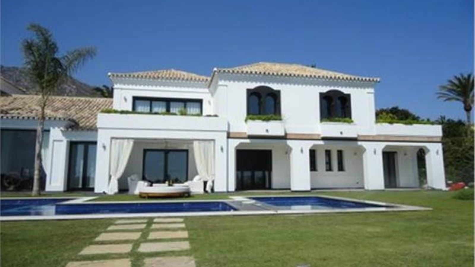 Zona de piscinas de Villa Asturias, en Marbella