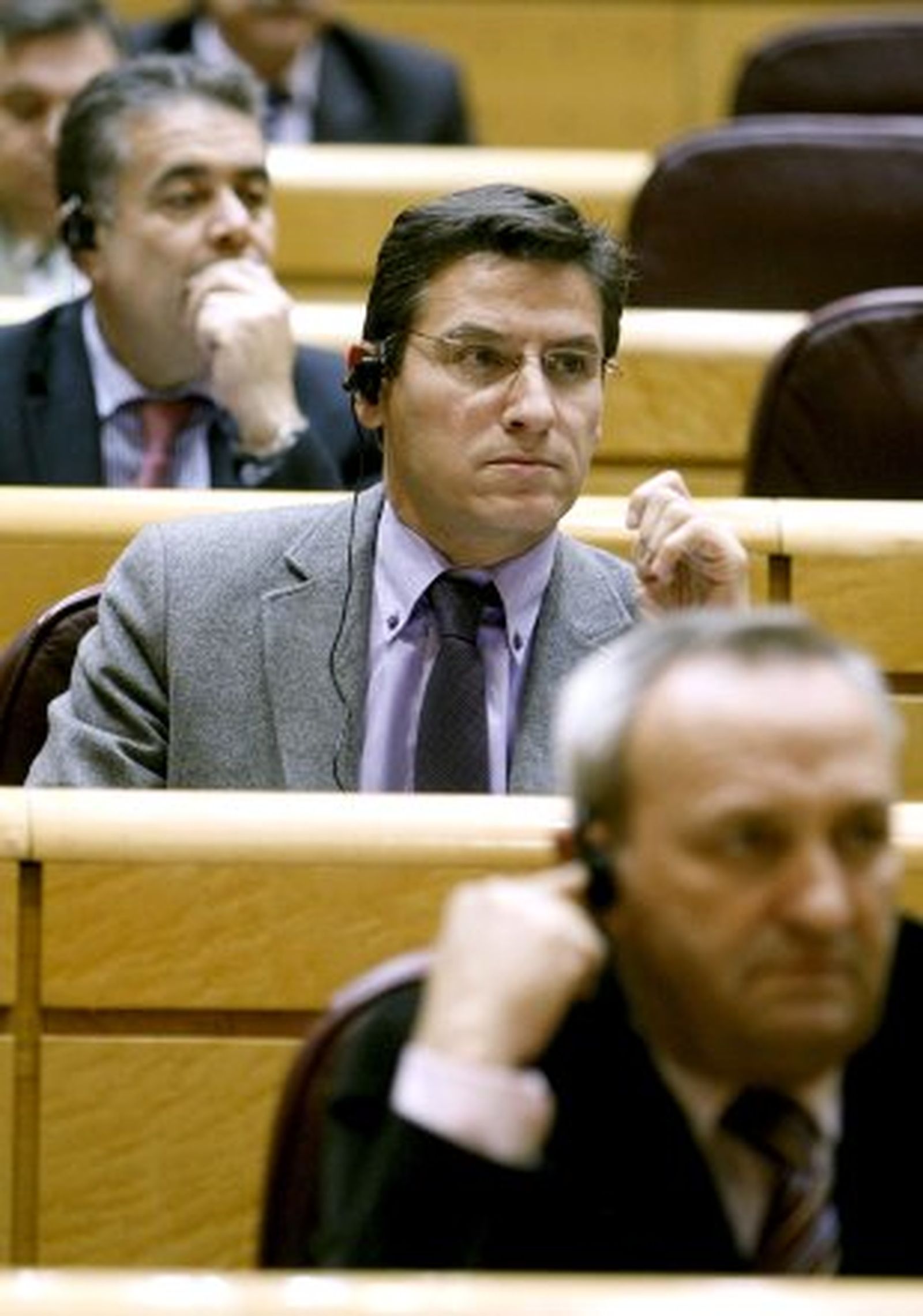 Los senadores siguen un pleno por primera vez con traductores y 'pinganillos'