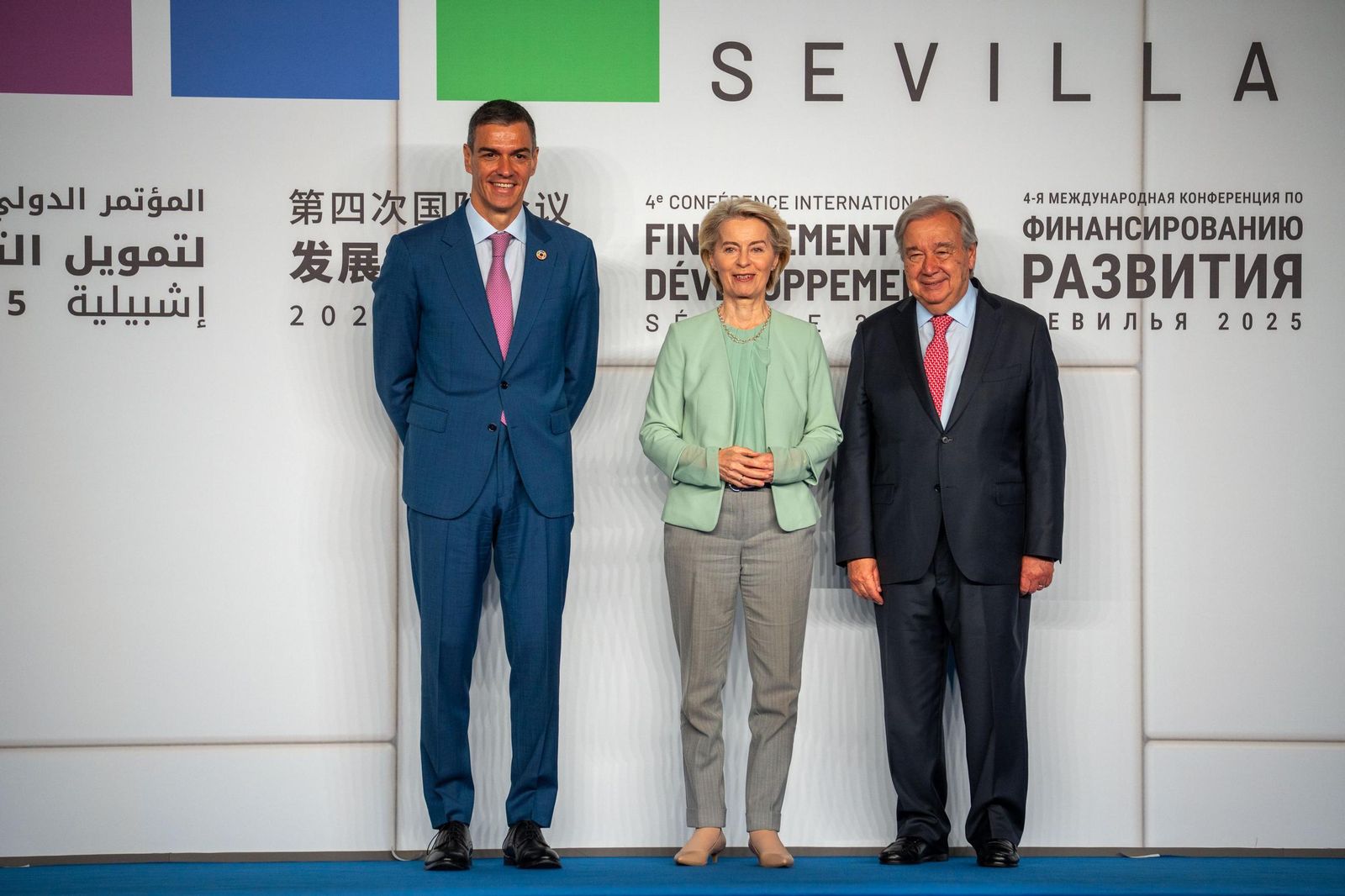 La presidenta de la Comisión Europea, Ursula Von der Leyen, junto a Sánchez y Guterres.