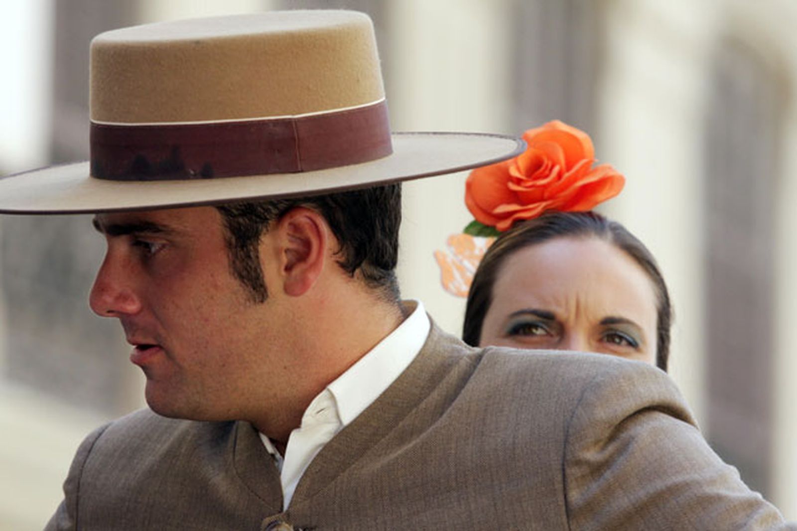 Fajines de vivos colores y trajes de flamenca inundaron las calles del centro de la capital durante el primer día de feria.
FOTO: Migue Fernández