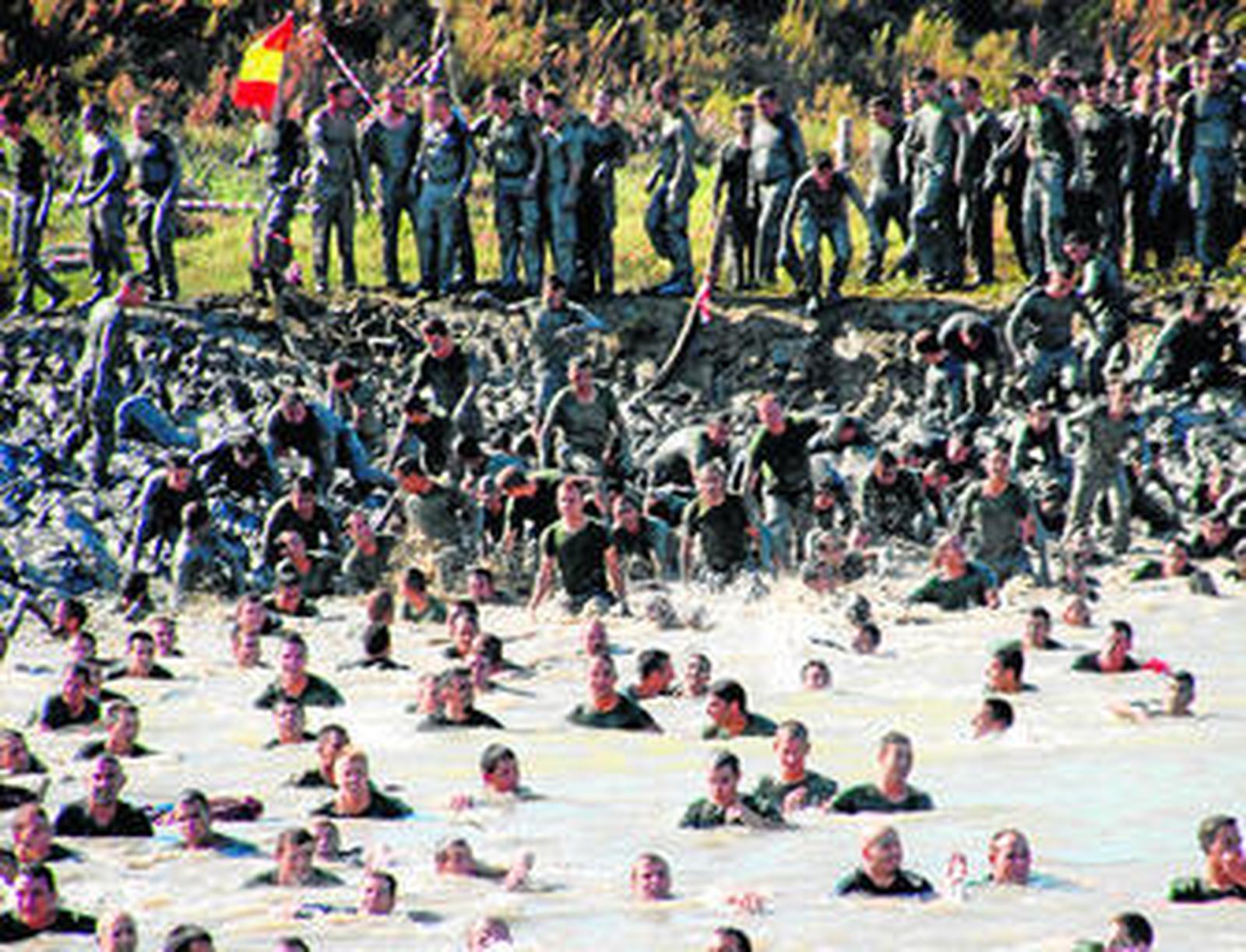 Militares al comienzo de la prueba saltando al caño.