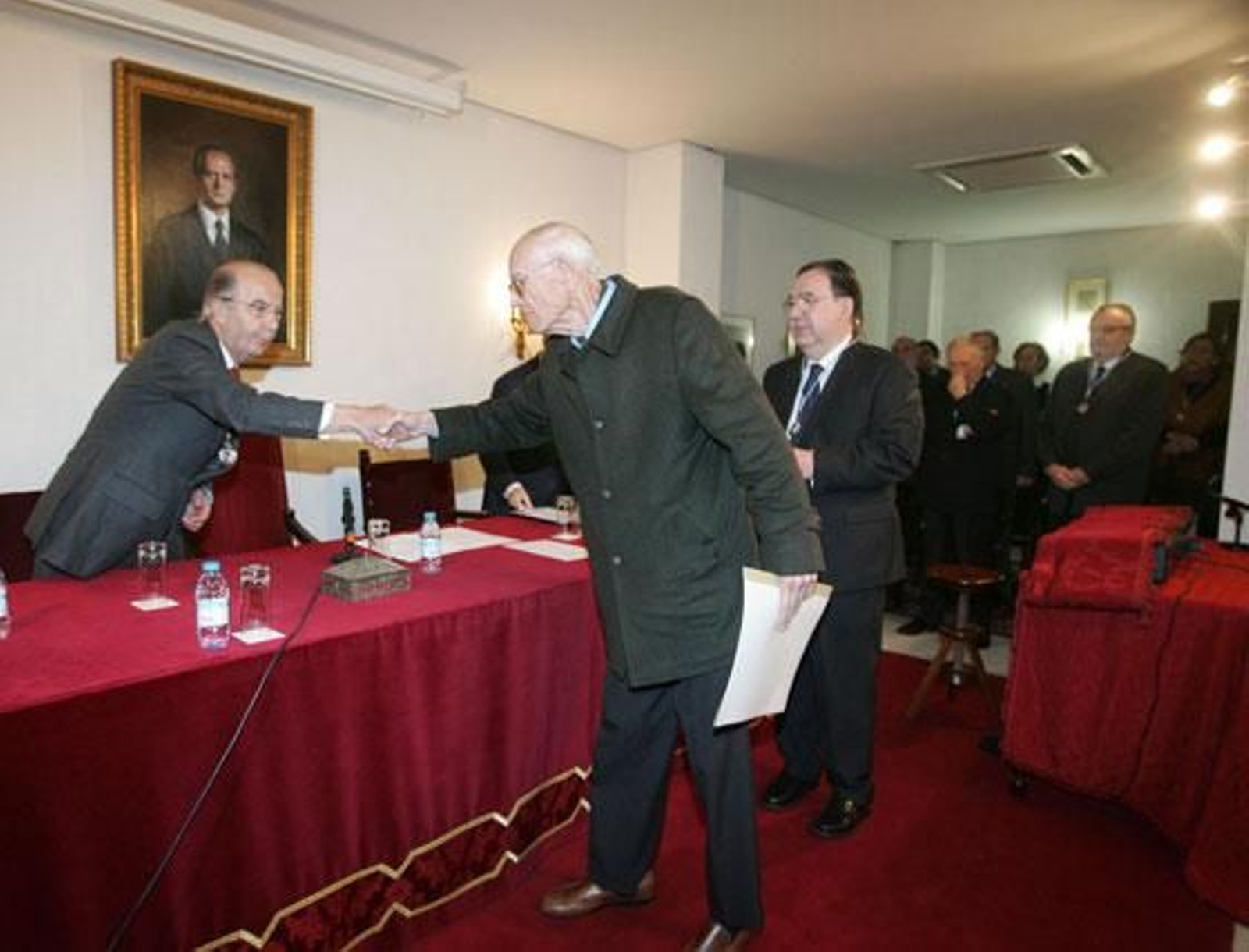 La Academia San Dionisio entrega sus distinciones 'Amigos de la Academia' a l teniente hermano mayor de La Defensión, Francisco Cómez Mori;  el profesor jubilado Antonio Sanz Zamorano, a los que se unen, “por su especial colaboración con la Corporación”, las periodistas de Diario de Jerez Pilar Nieto Reguera y Arantxa Cala Hurtado, el jefe de Protocolo de Cajasol, José Soto Ríos, y el coro de capilla ‘San Pedro Nolasco’. Los reconocimientos fueron entregados por el presidente de la Academia, Joaquín Ortiz Tardío por su apoyo a la Real Corporación

Foto: Pascual