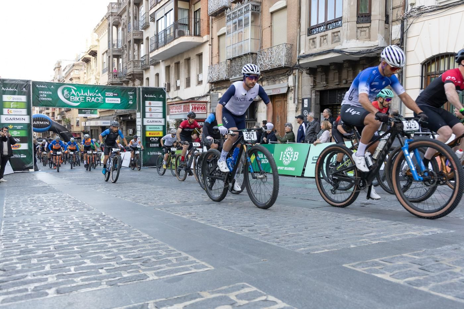 En imágenes: la Andalucía Bike Race dice adiós a Jaén con una etapa marcada por Jabalcuz