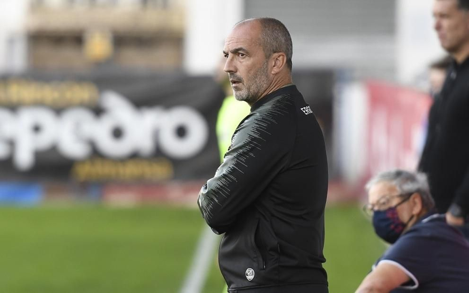 Juan Sabas observa el partido desde la banda en Yecla.