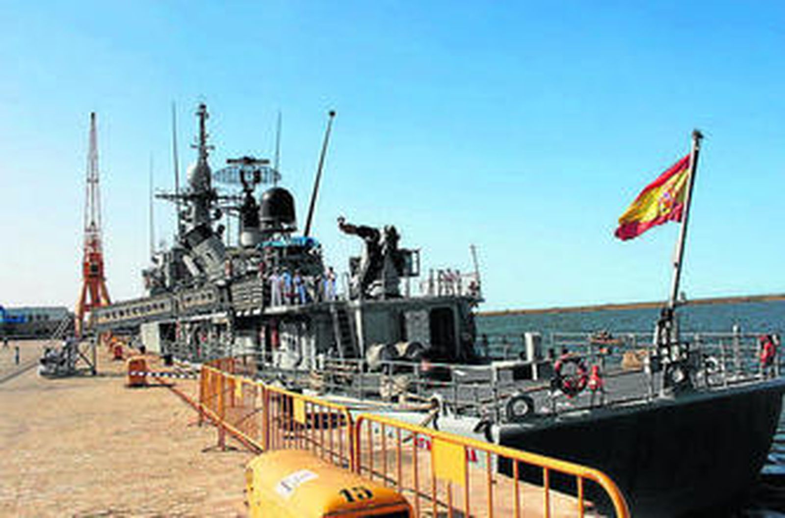 El buque de la Armada, atracado en el Muelle de Levante.
