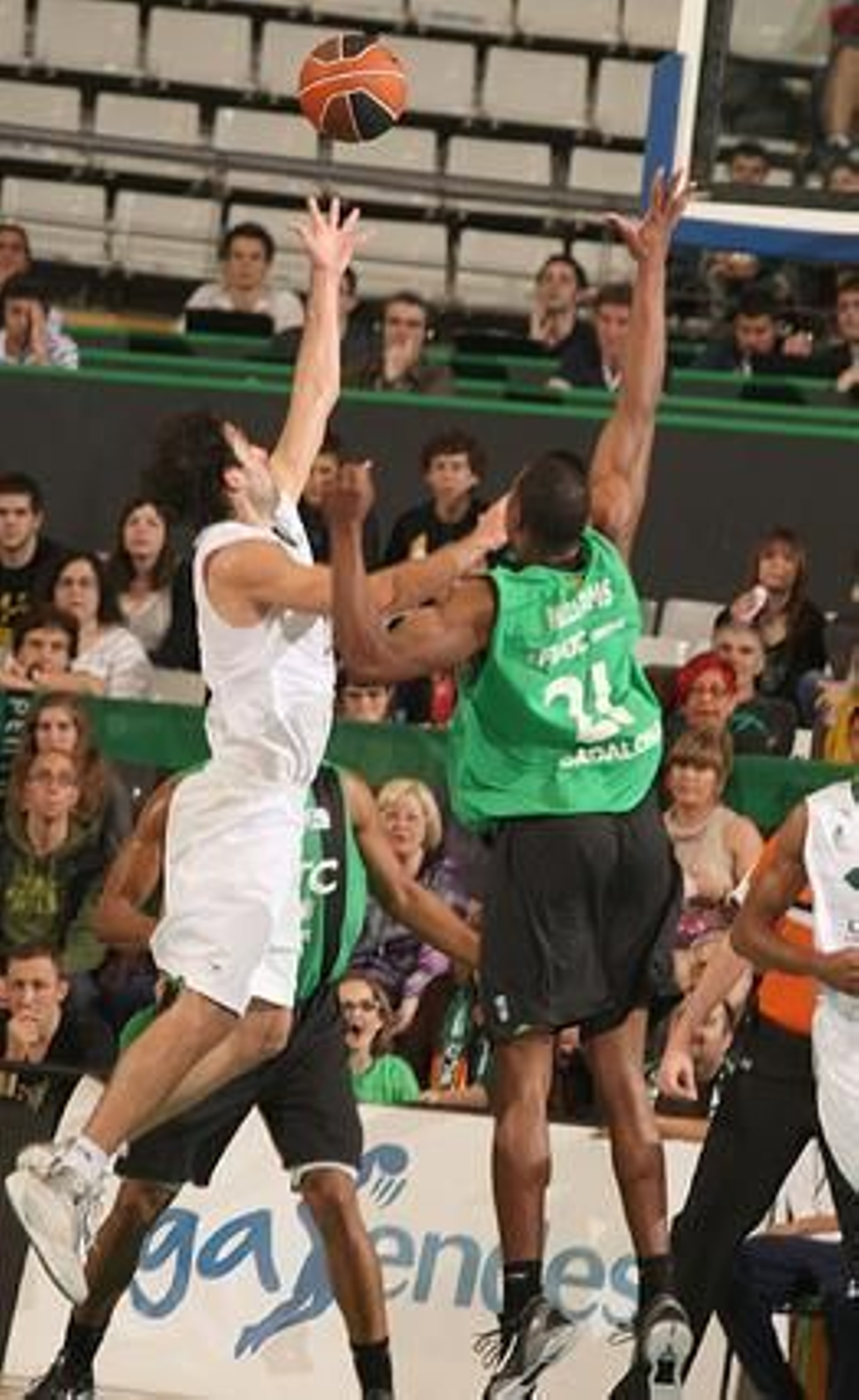 Encuentro entre el Joventut-Unicaja 

Foto: EFE / ACB