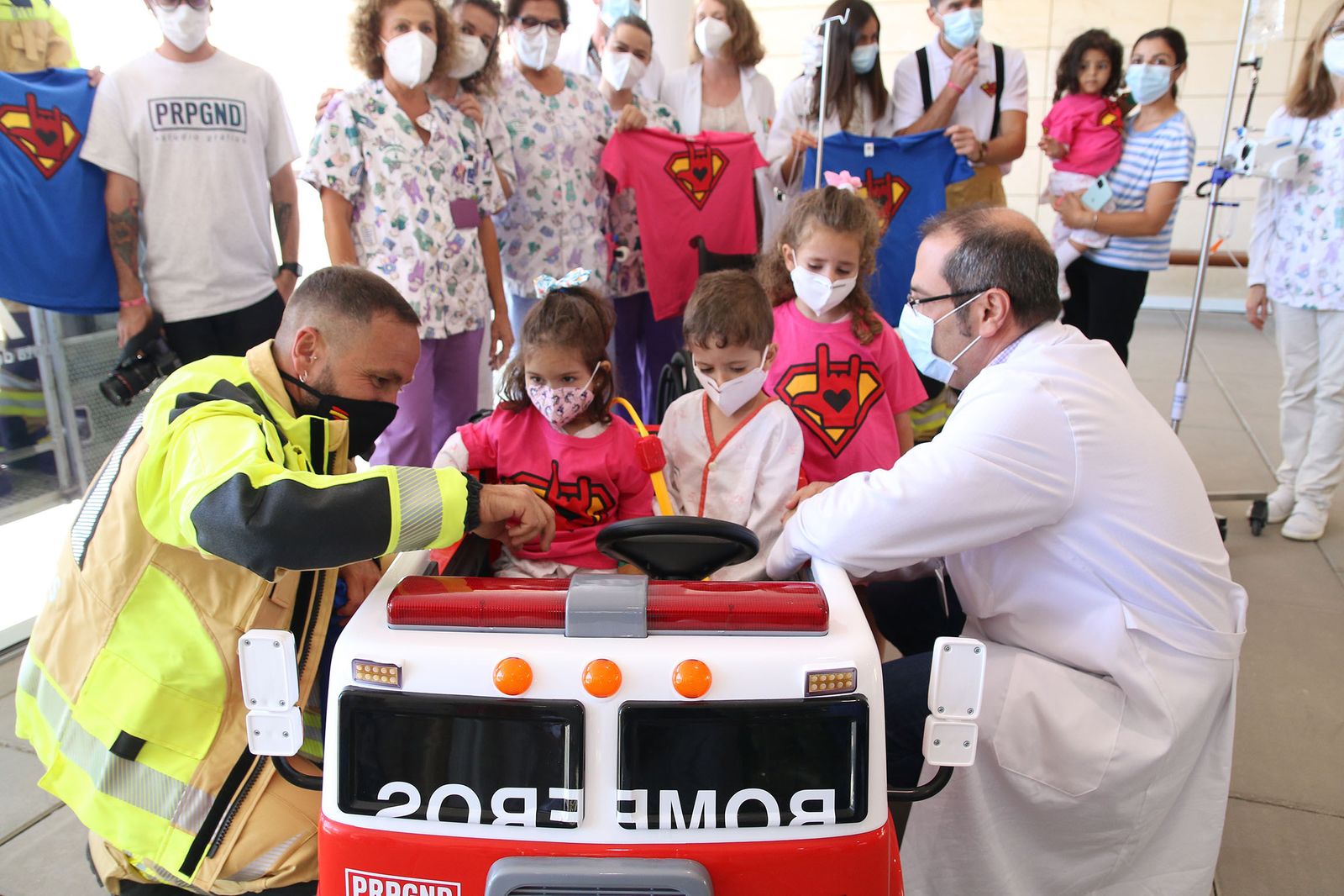 Fotogalería los bomberos de Almería regalan un cochecito eléctrico y camisetas a los niños hospitalizados de Torrecárdenas