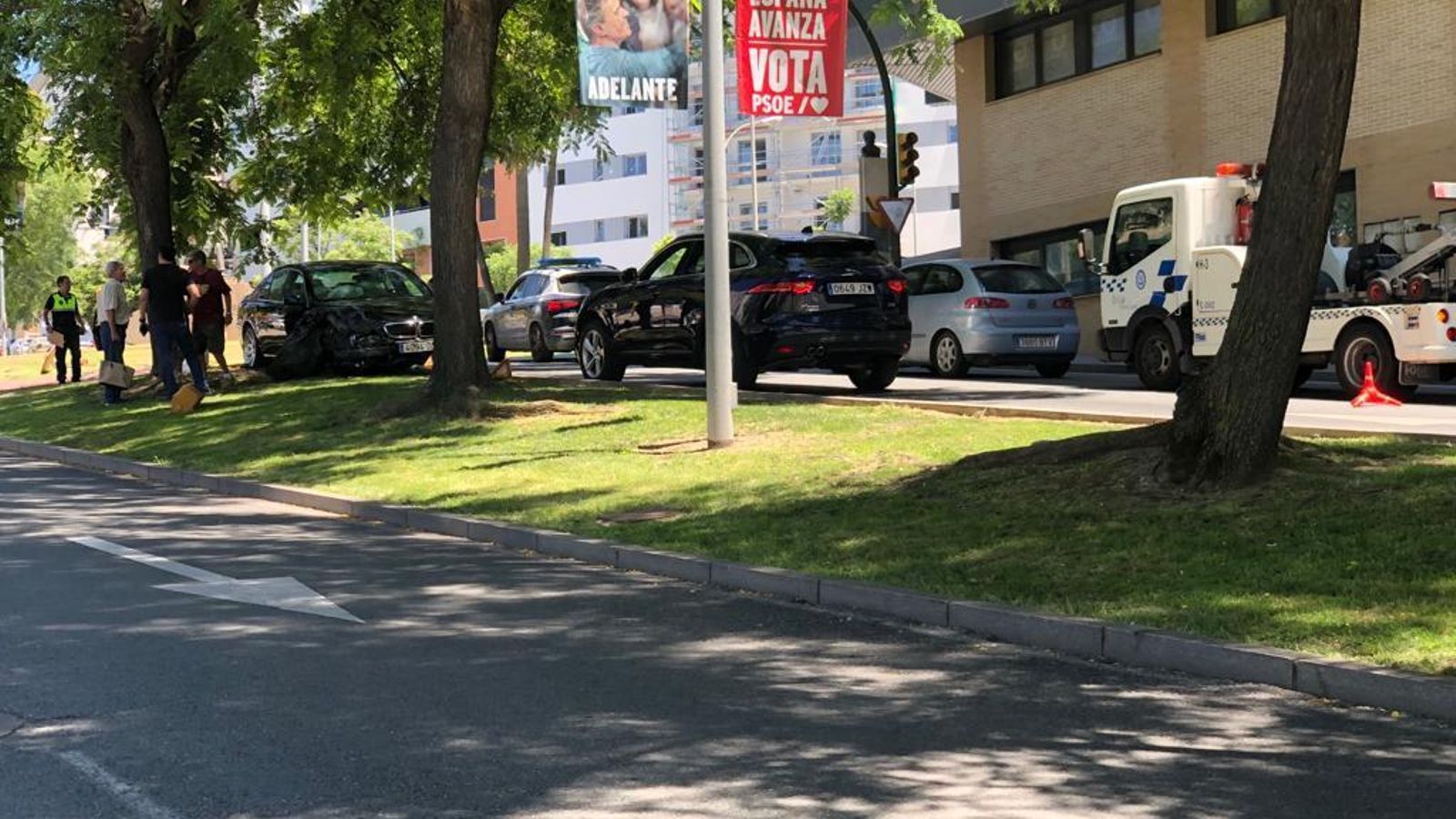 Un coche invade la mediana y derriba el semáforo