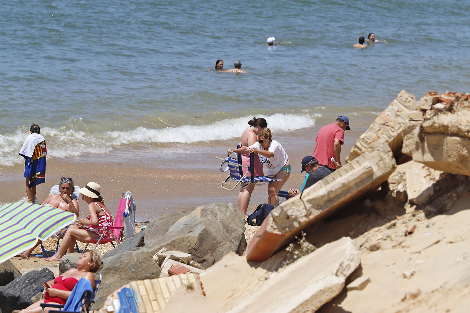 Ambiente en las playas de Huelva en el domingo 2 de julio