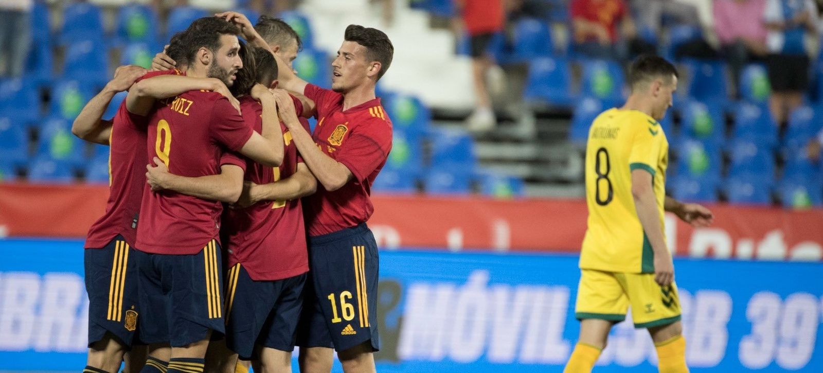 Antonio Blanco, con dorsal 16, festeja el tanto de Puado a Lituania.