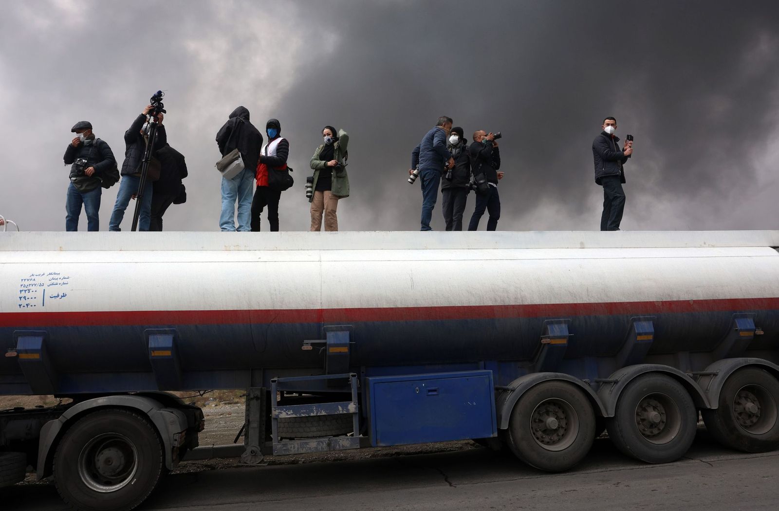 Galería gráfica: Teherán, bajo humo y ceniza tras los bombardeos sobre infraestructuras petroleras