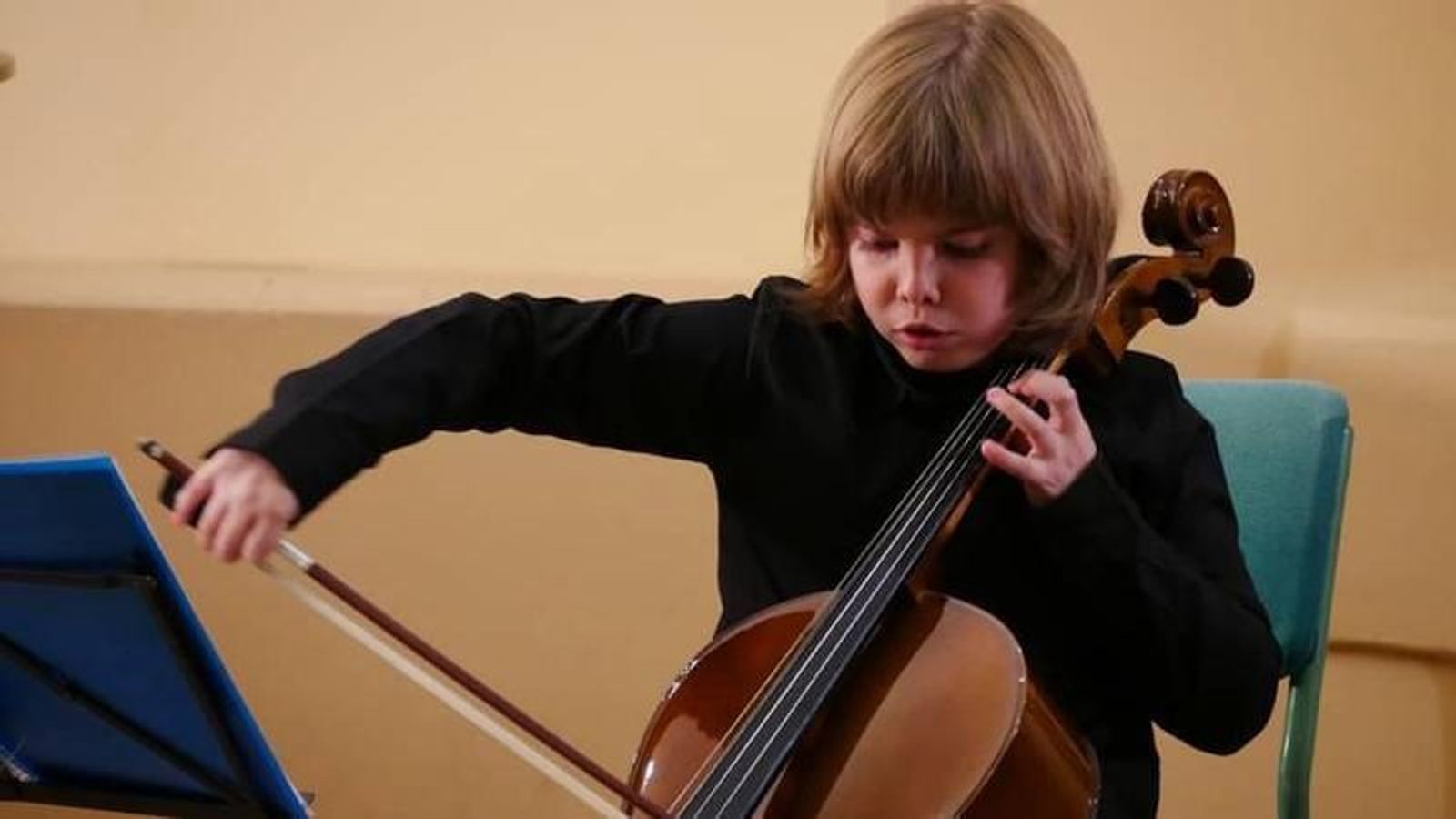 Rubén Montes tocando el violonchelo.