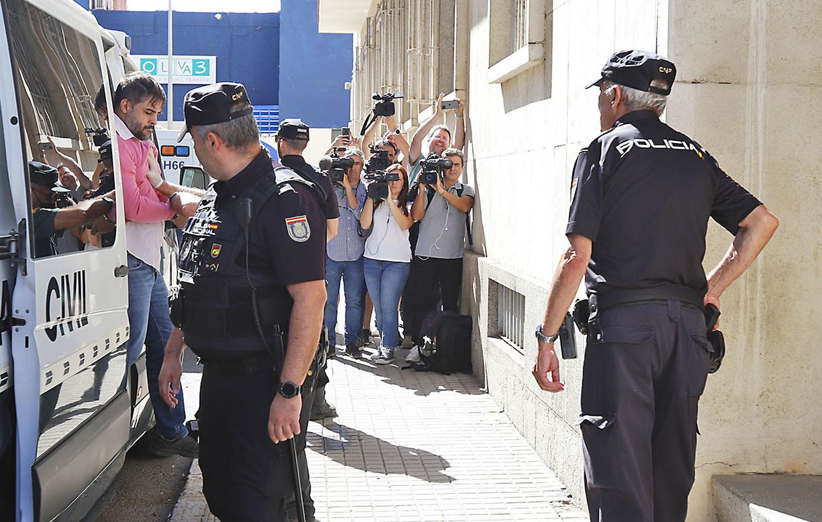 Llegada a los juzgados del detenido por el atropello mortal en Gibraleón