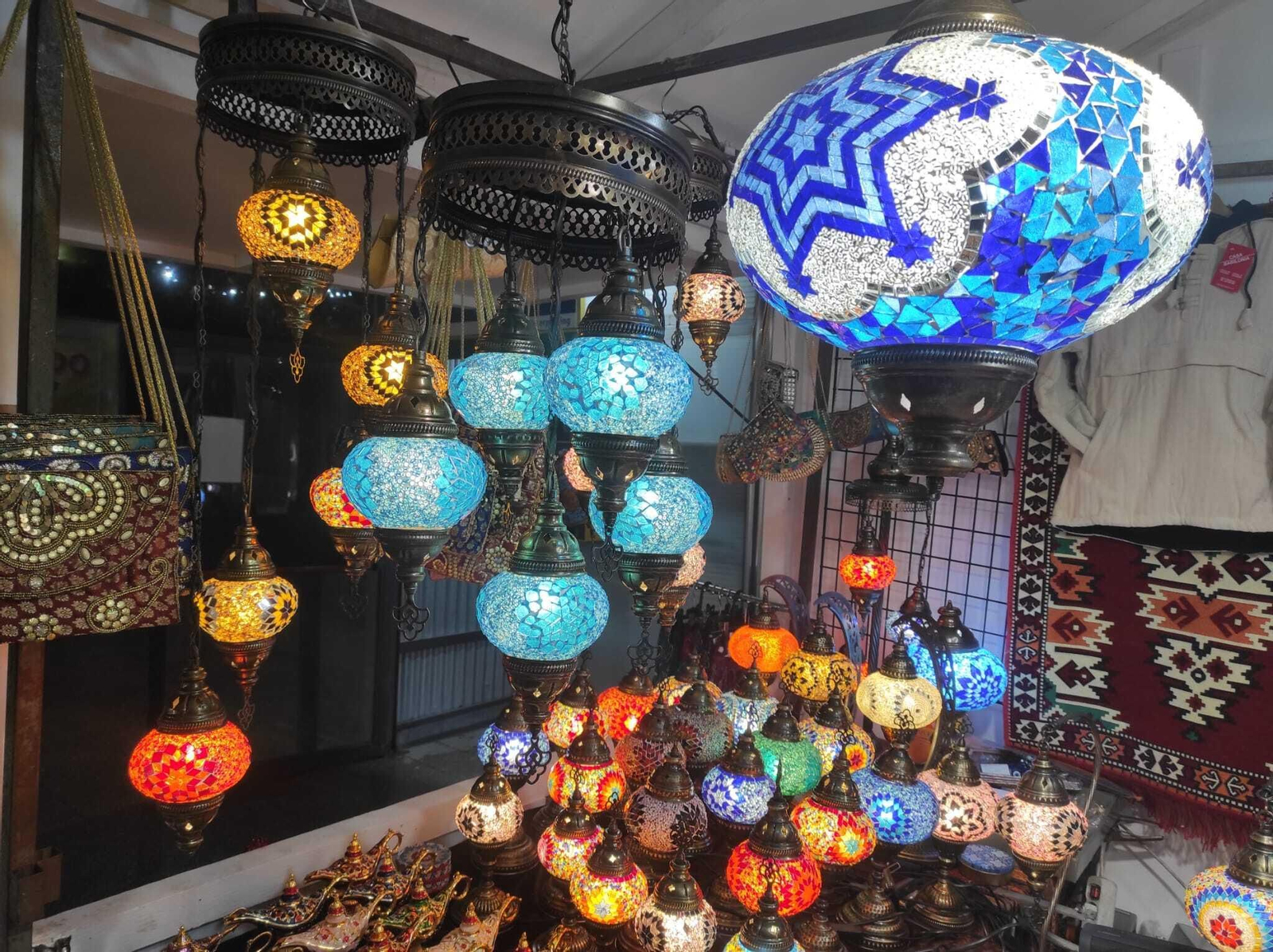 Las lámparas árabes son un reclamo en el mercado navideño.