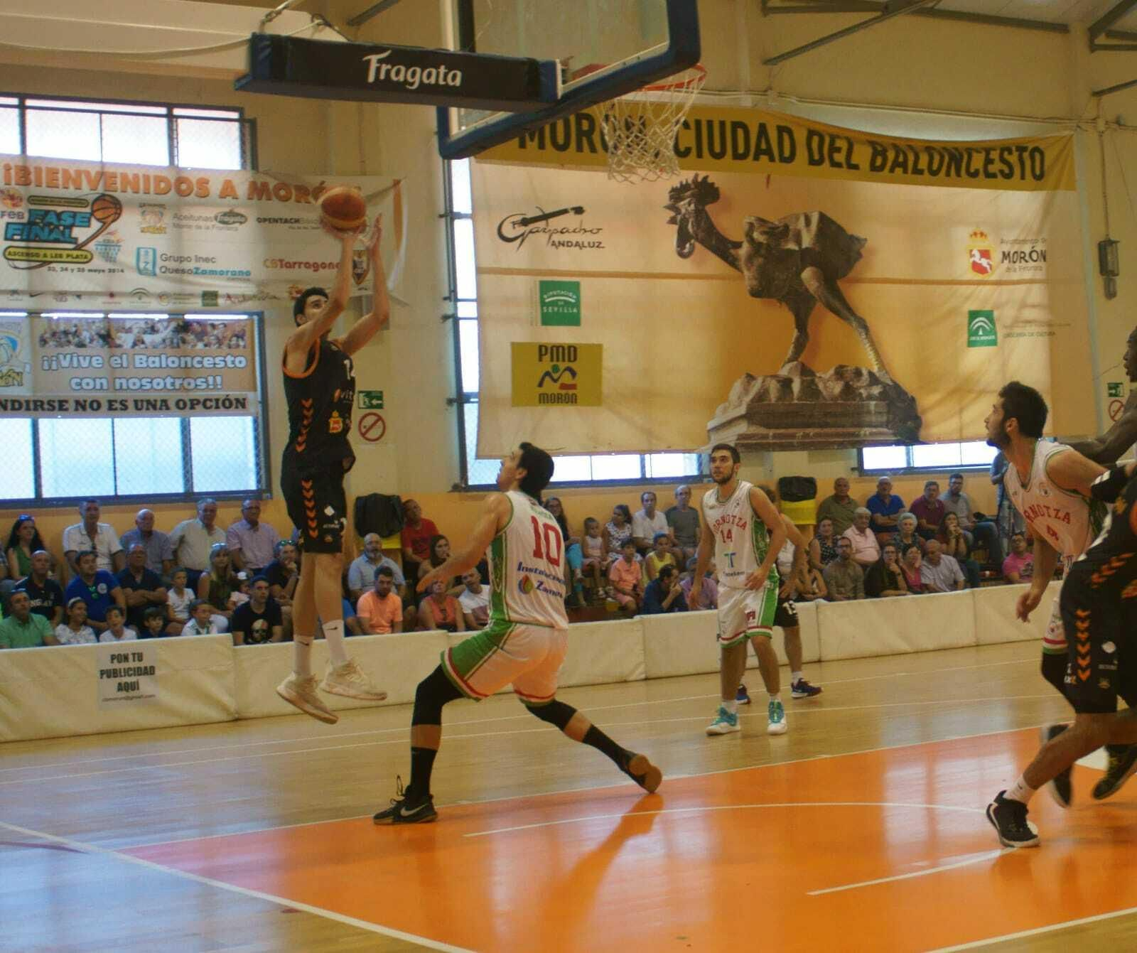 Alejandro Rodríguez, a punto de lanzar a canasta en suspensión.