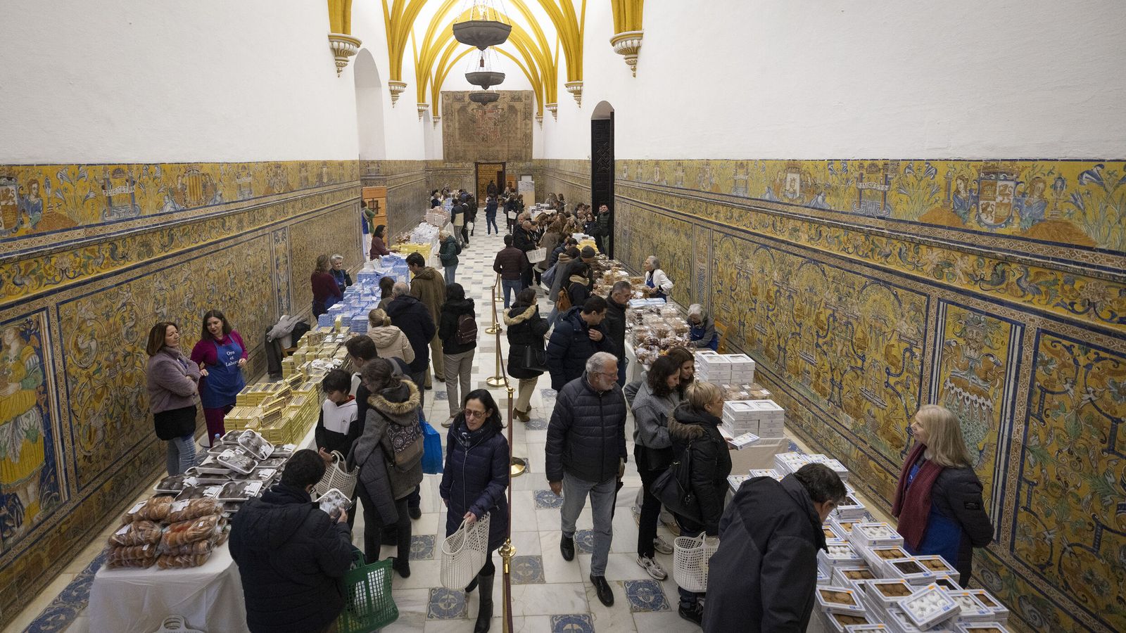 El Real Alcázar acoge durante el fin de semana la exposición de los dulces de Navidad.