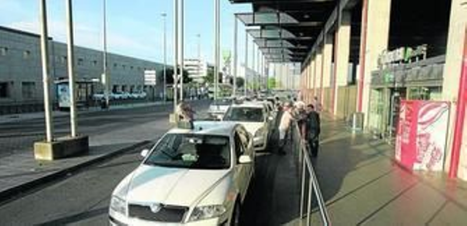 Una parada de taxis en la parada de trenes de la capital.