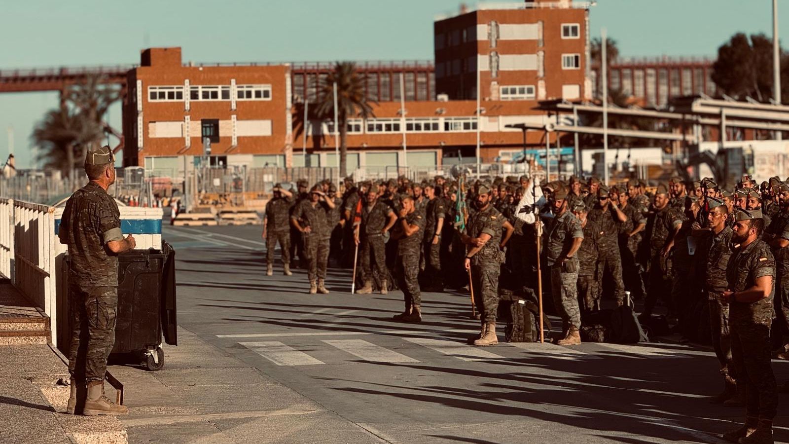 Los militares embarcan hacia Melilla en ferris y los vehículos en el buque de transporte logístico Los militares embarcan hacia Melilla en ferris y los vehículos en el buque de transporte logístico