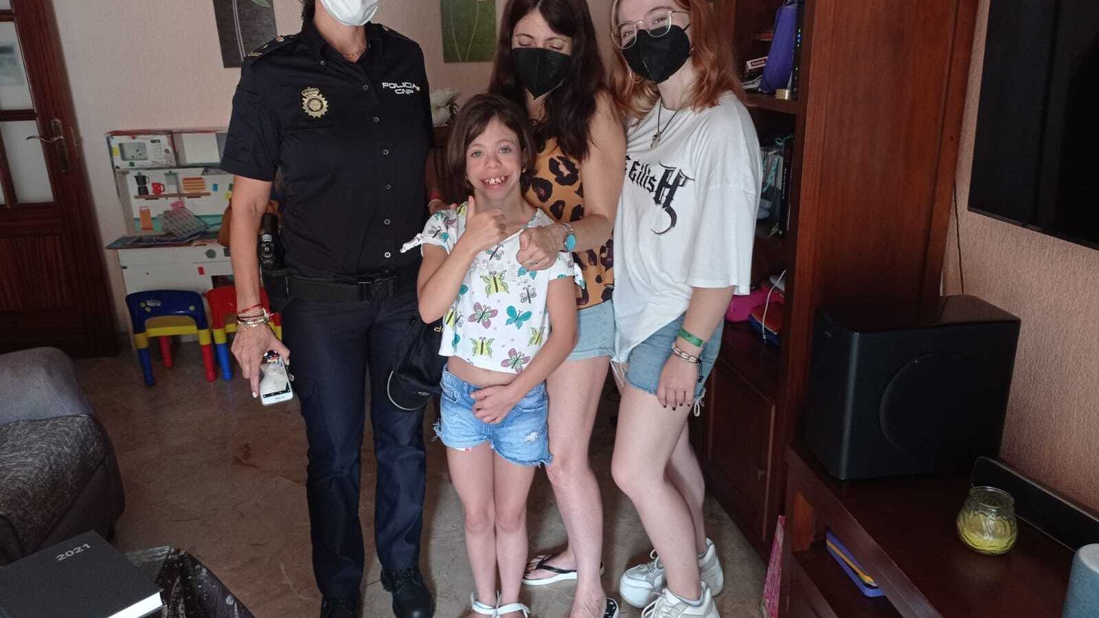 La hermana y la madre han sido complices de la sorpresa.