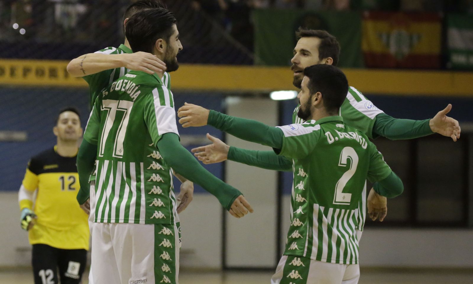Los jugadores del Betis Futsal celebran un tanto.
