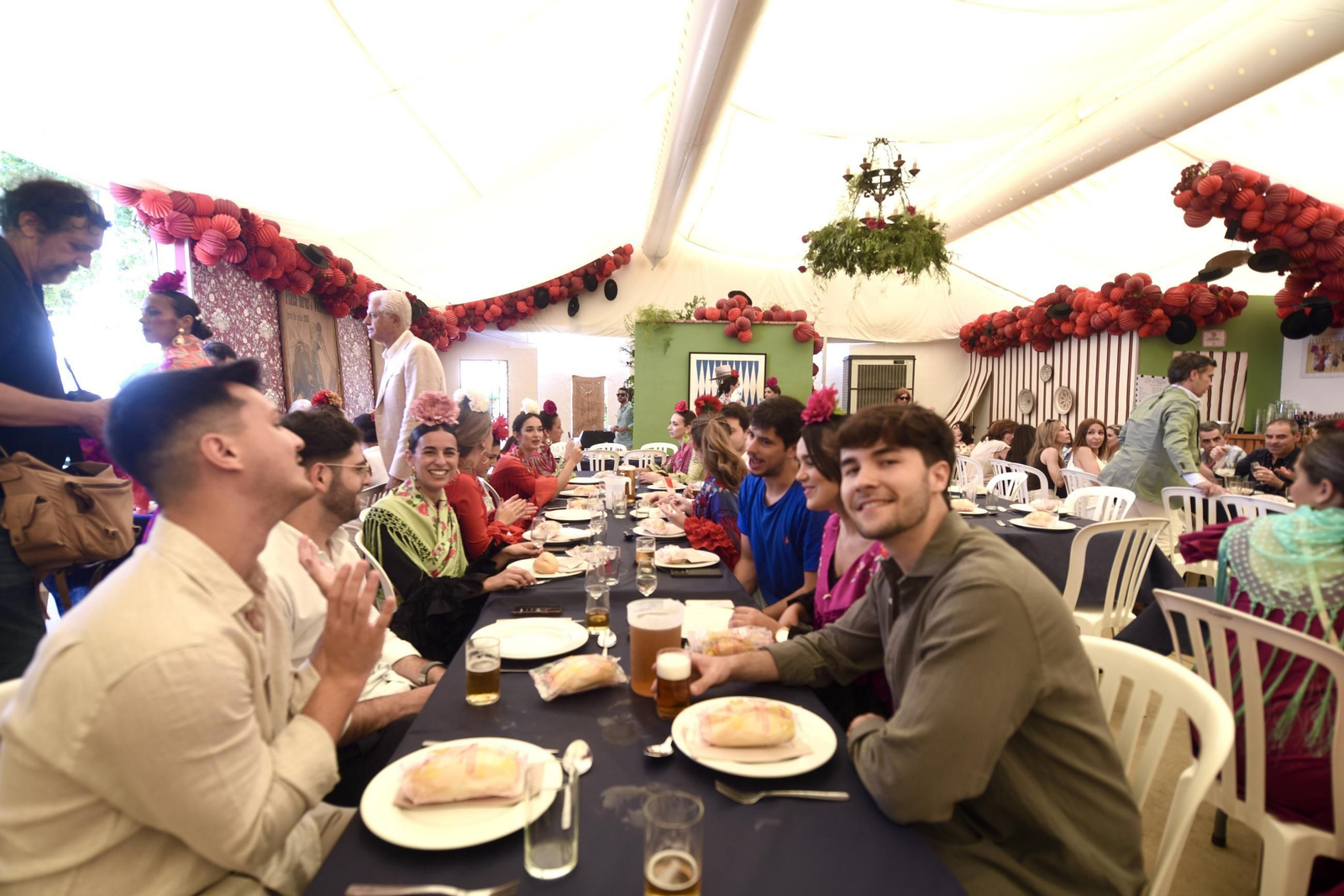 Las mejores imágenes de un lunes de Feria en Córdoba cargado de comidas de empresa y recepciones