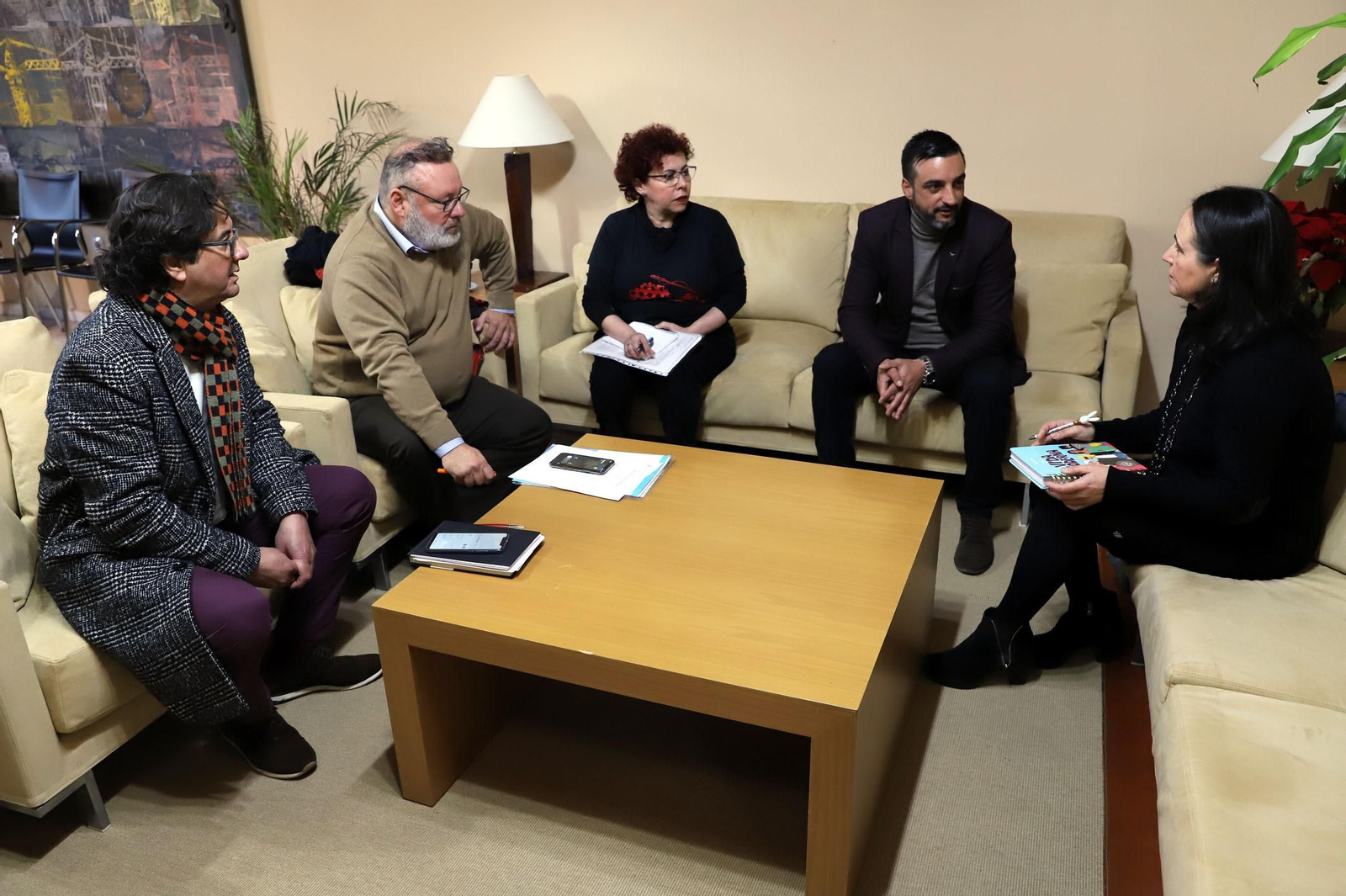 Díaz durante la reunión con las representantes de Acoje.