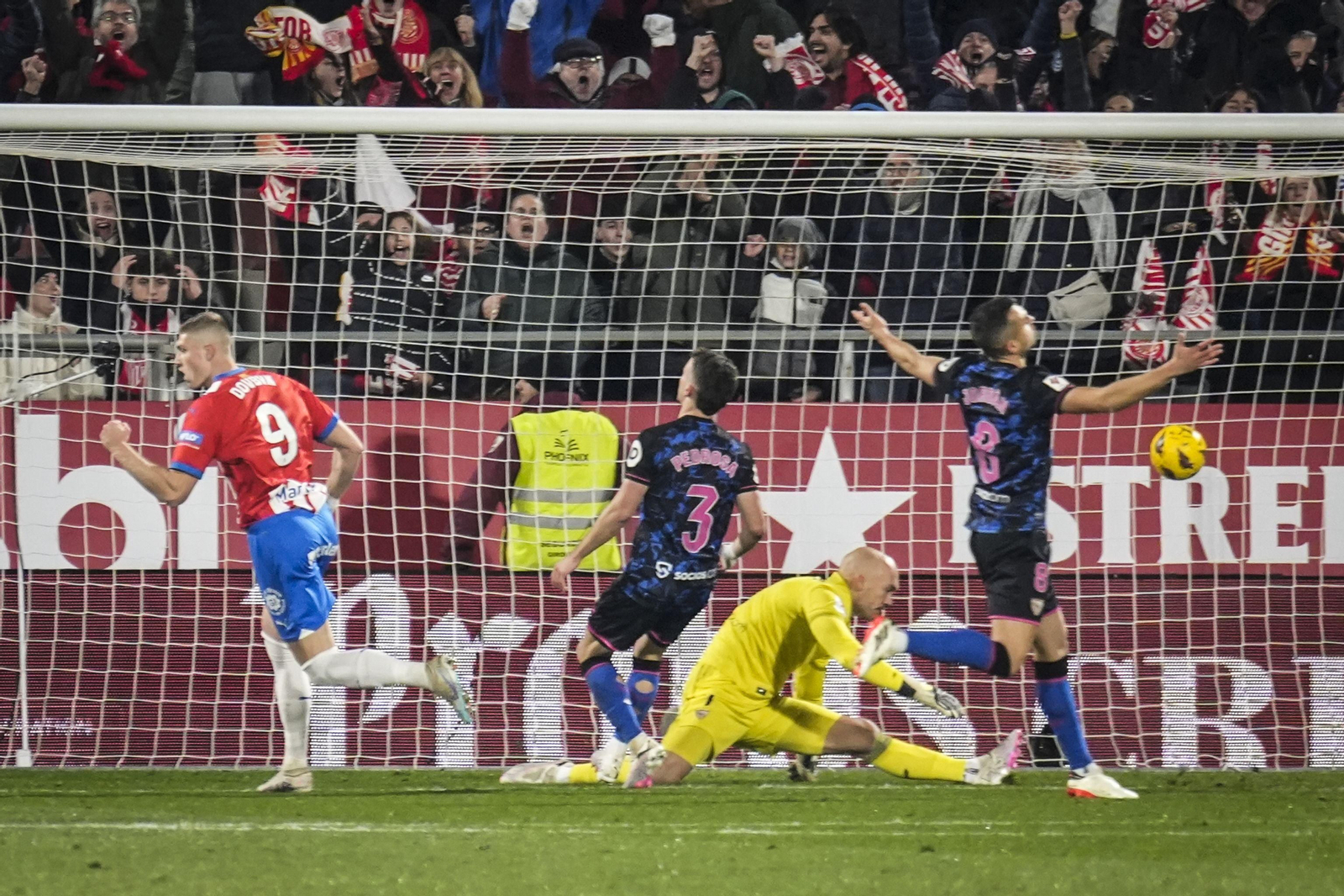 Dovbyk marca el segundo de los tres tantos que hizo al Sevilla en Montilivi.