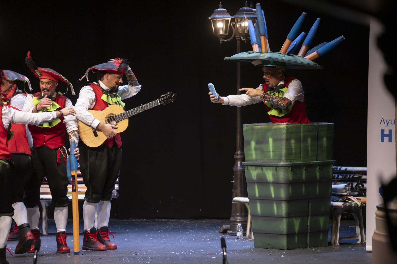 Imágenes de la murga "Los Lope de Pega" en la final del Carnaval Colombino 2024