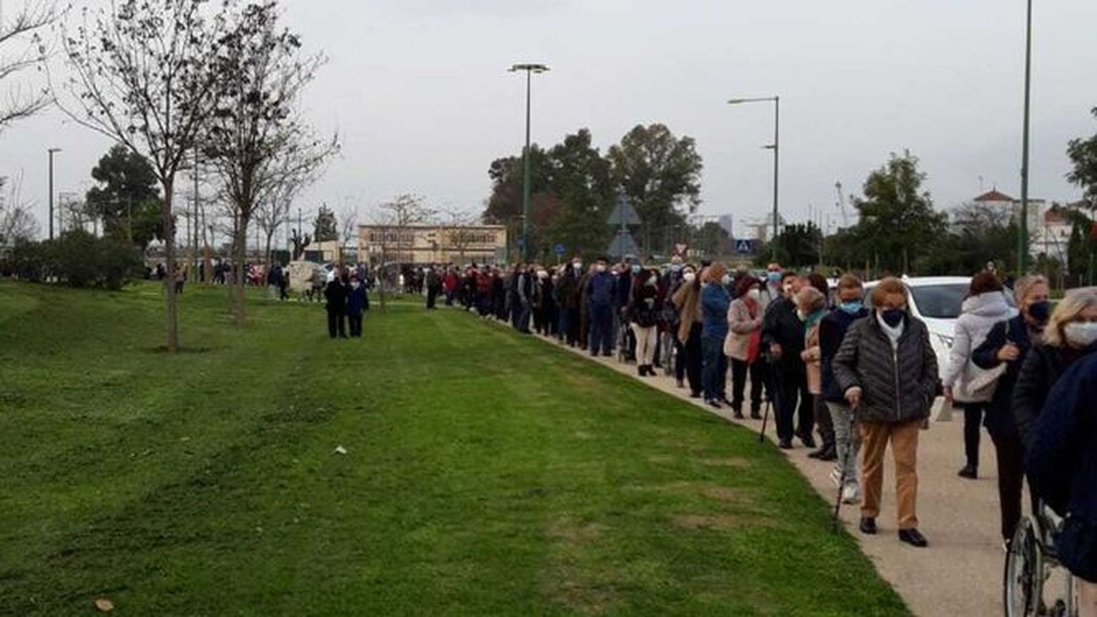 Un hombre sufre un infarto en la cola del 'vacunódromo' de Bermejales