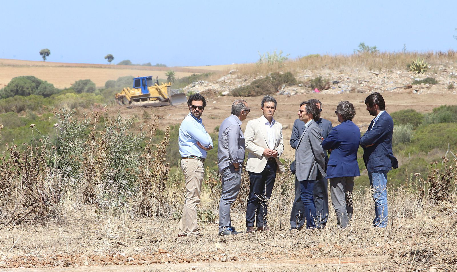 Visita en la mañana de ayer a la zona, donde la maquinaria, al fondo, ha iniciado las actuaciones.