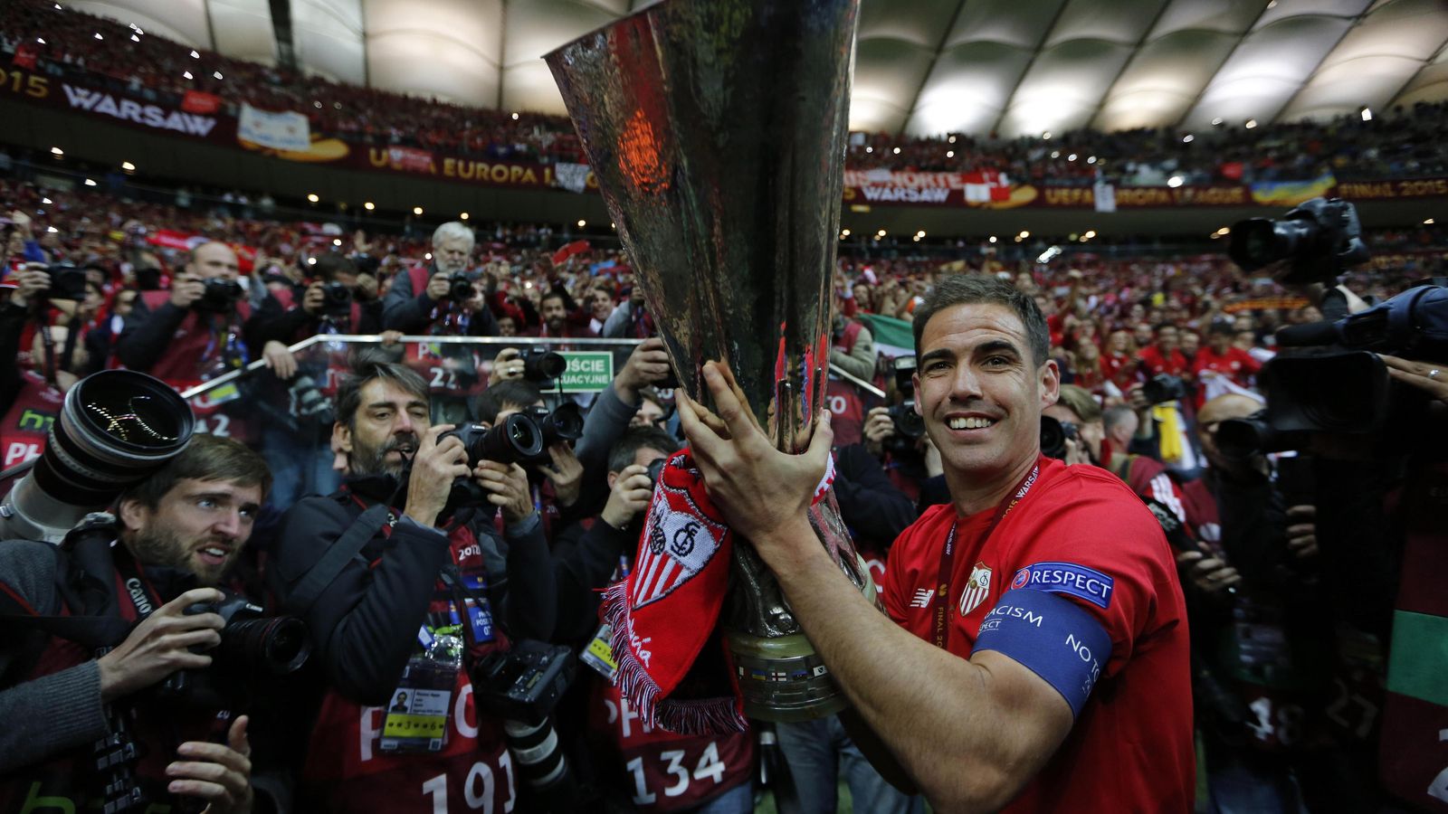 Fernando Navarro, capitán de aquel Sevilla, brinda la copa a los sevillistas desplazados.