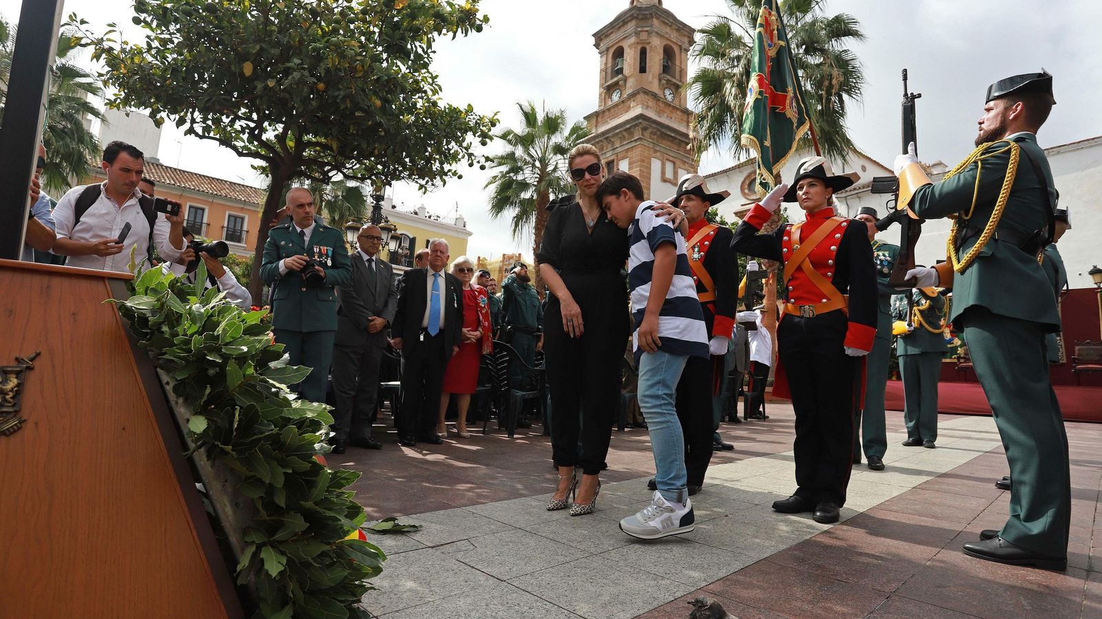 Eva Calvo y David, viuda e hijo de Fermín Cabezas, durante el homenaje a los caídos en el acto de la Guardia Civil.