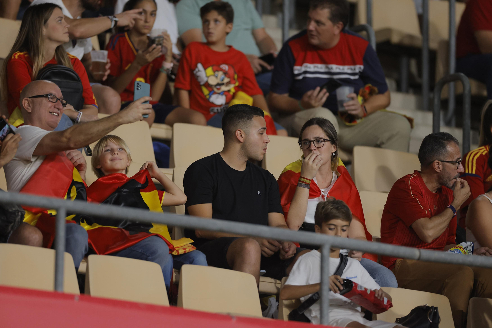 Búscate en las fotos del España-Escocia