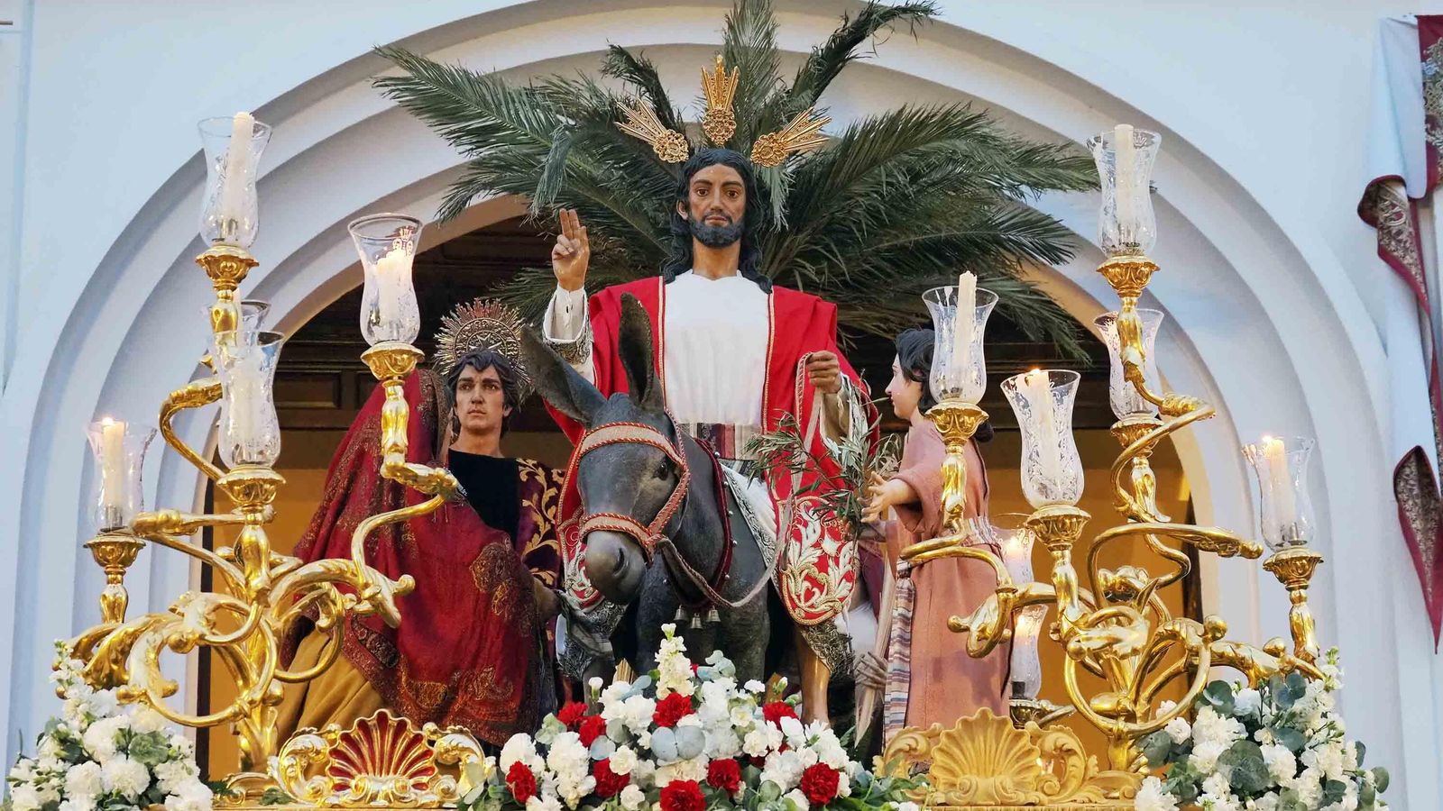 Salida de la procesión del templo.