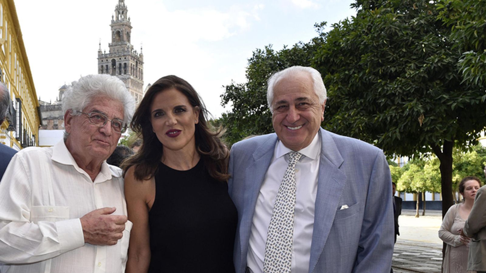 El catedrático Enrique Cerdá; Victoria Herrera, gerente comercial de 'Diario de Sevilla', y Enrique Ruiz, presidente de Laboratorios Vir.