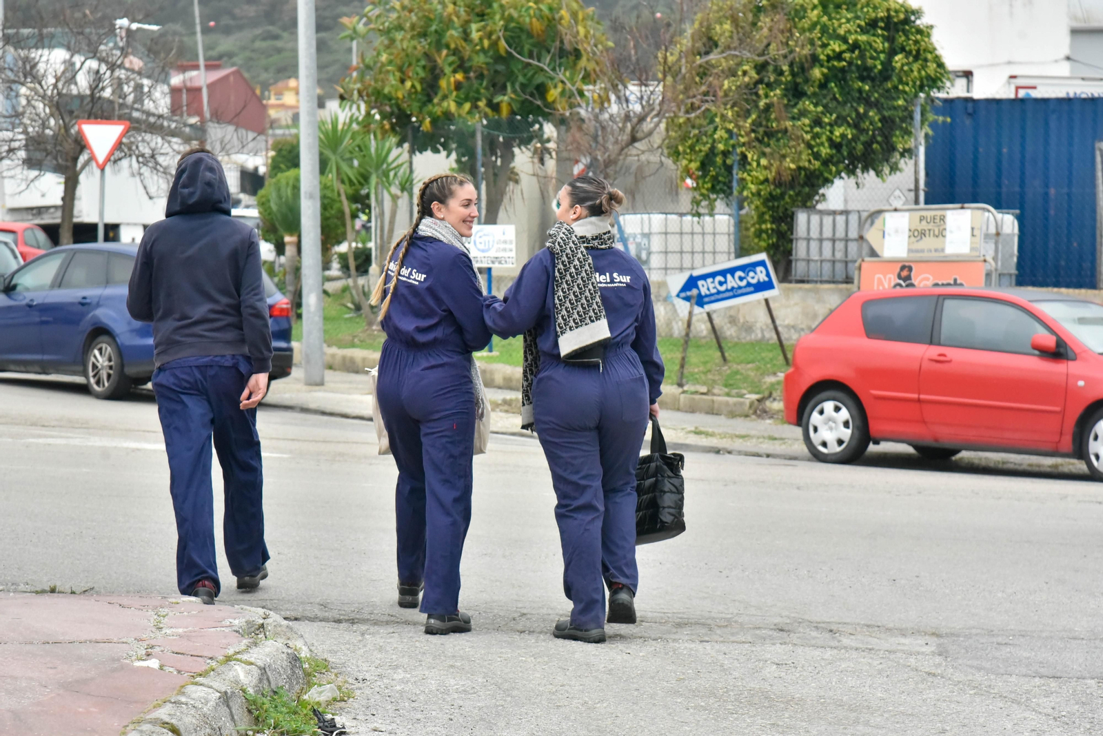 Camino del trabajo en un polígono de Algeciras.