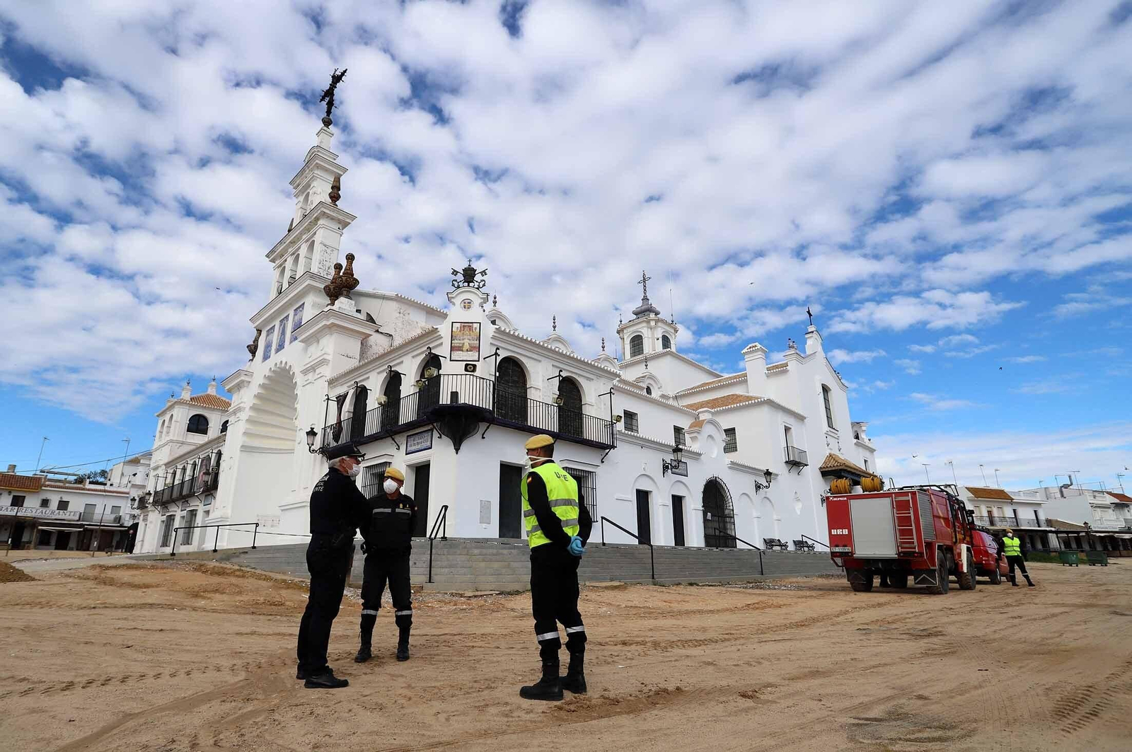 Imágenes de la presencia de la UME en el Rocío para el confinamiento