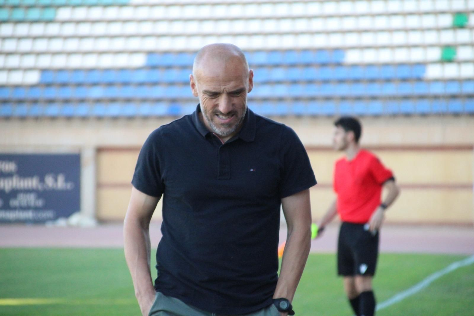 David Cabello, con rostro circunspecto en la banda del Santo Domingo
