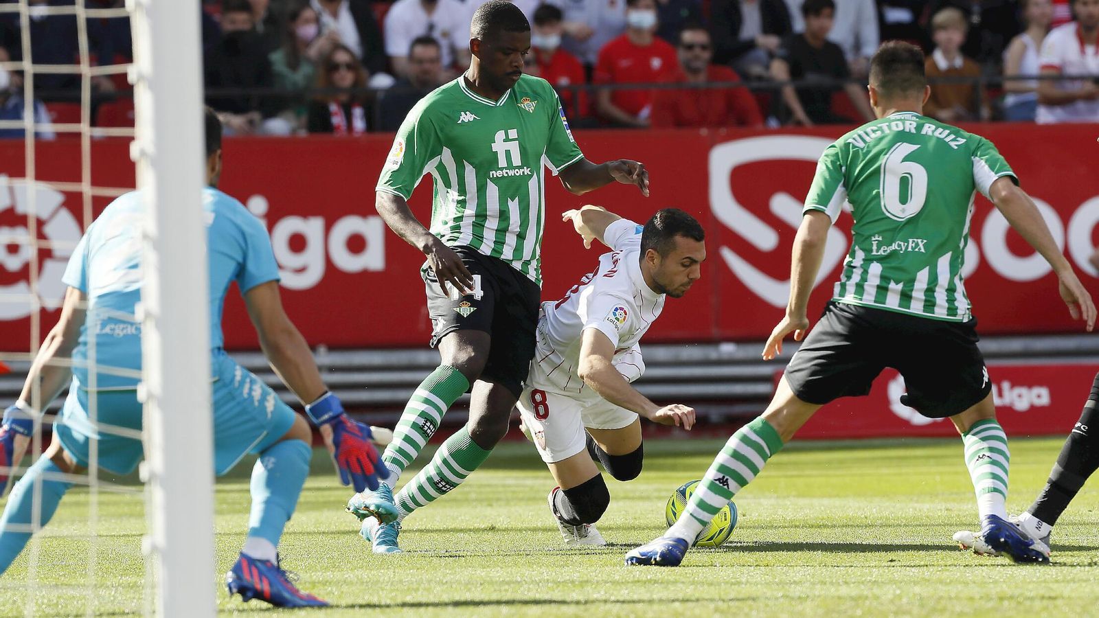 Jugada del último derbi sevillano, Sevilla-Betis, de la pasada Liga.