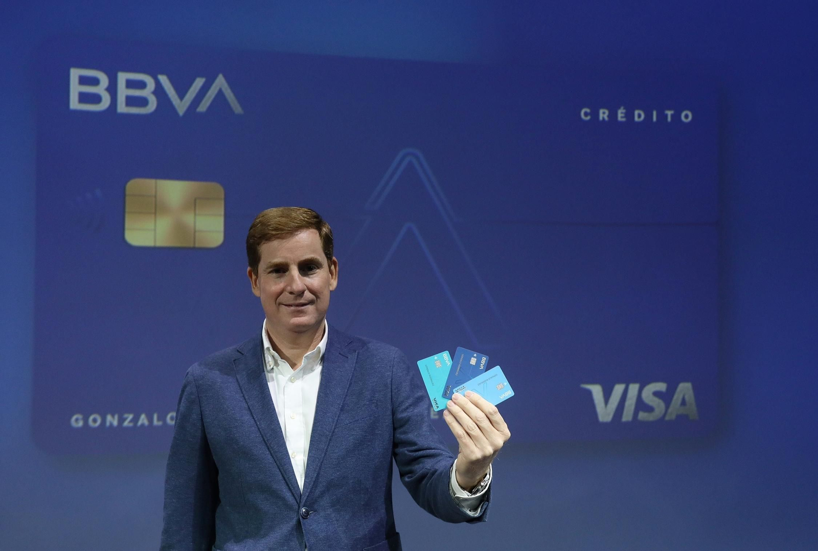 Gonzálo Rodríguez, director de Desarrollo de Negocio de BBVA en España, con las tarjetas