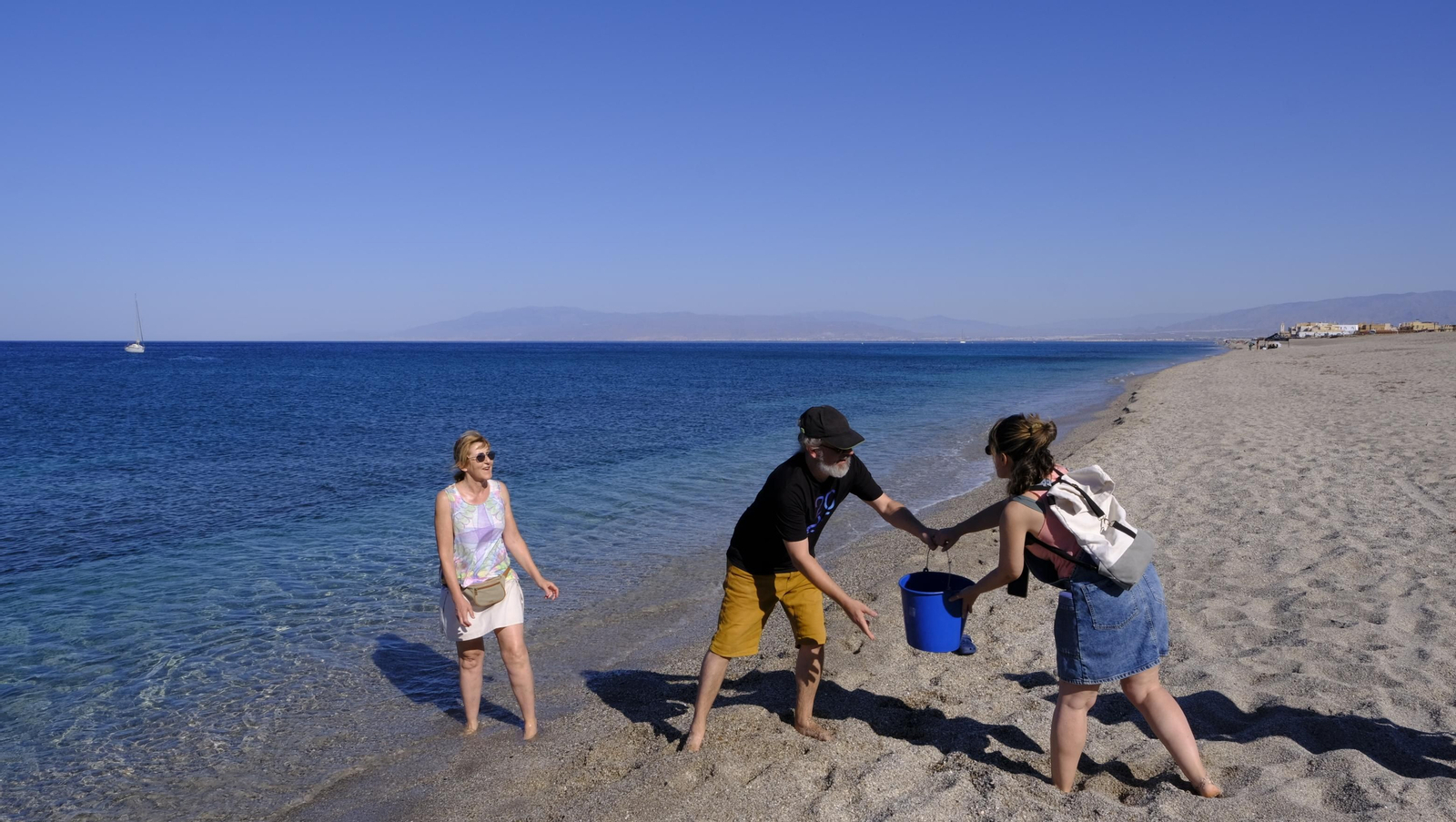 Imágenes de la cadena humana contra la desecación de Las Salinas de Cabo de Gata. Almería