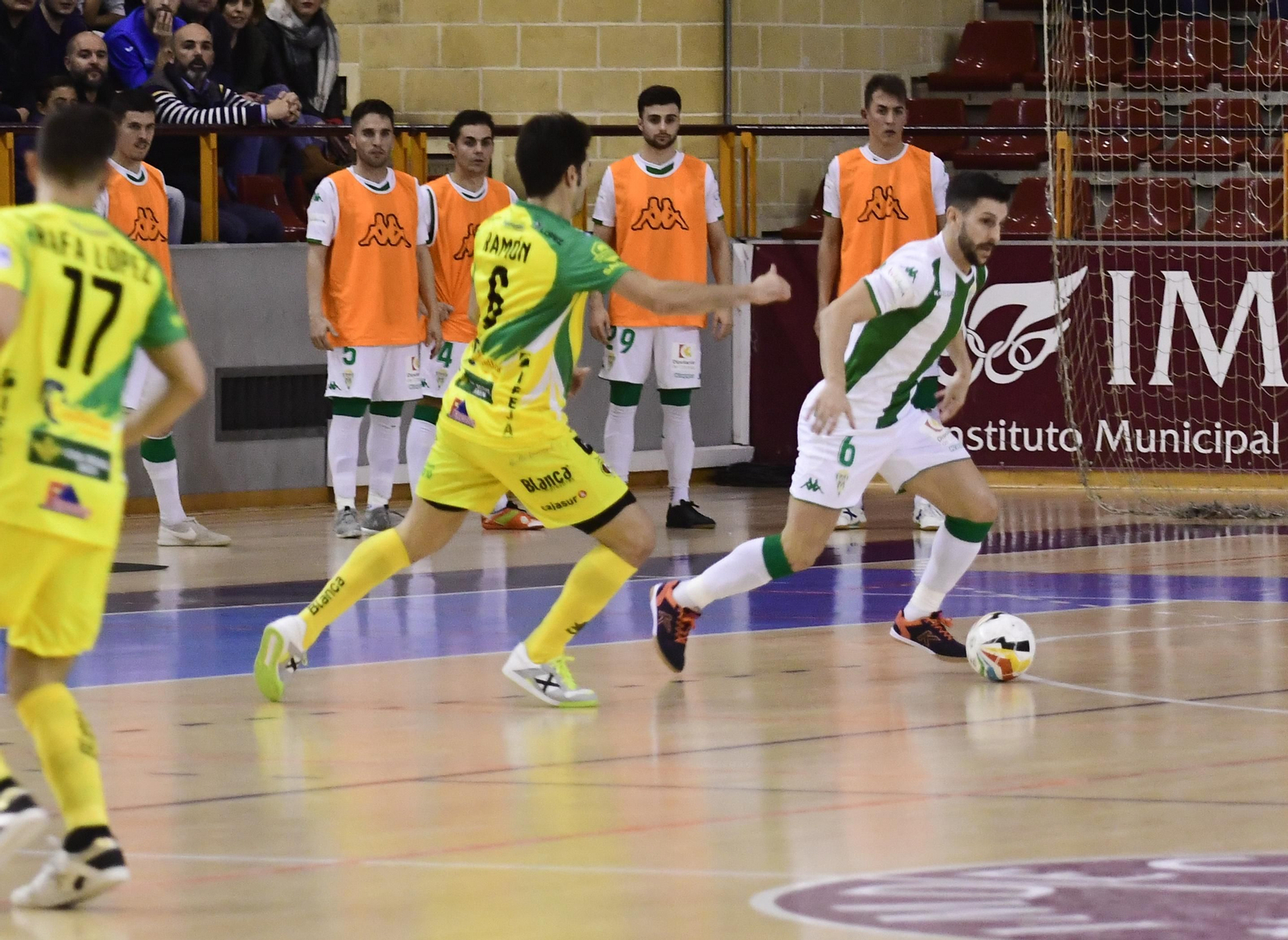 El blanquiverde Lolo Jarque conduce el balón ante la presión de Ramón, del Jaén Paraíso Interior. El blanquiverde Lolo Jarque conduce el balón ante la presión de Ramón, del Jaén Paraíso Interior.