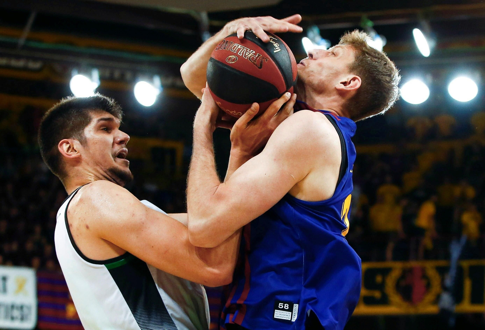 Marko Todorovic intenta ganar un rebote a Pustovyi en un Barcelona-Joventut.